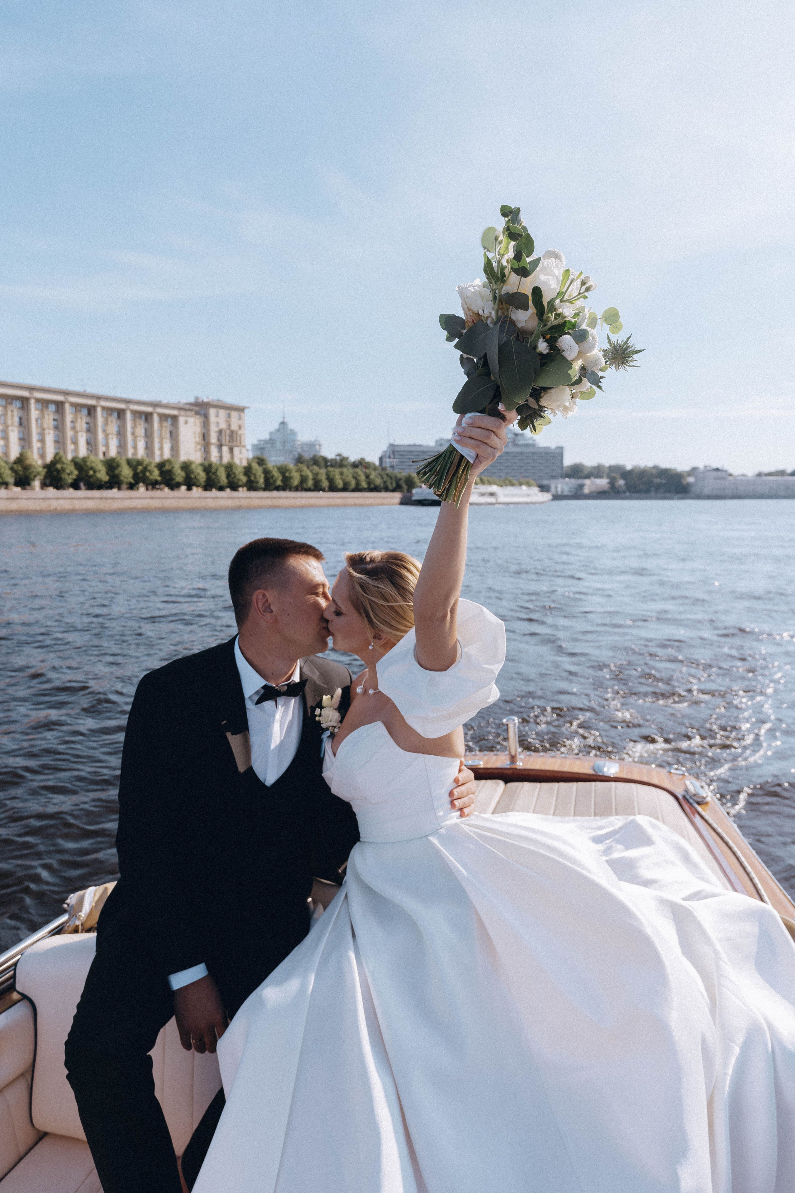 СВАДЕНБНАЯ СЬЕМКА НА КАТЕРЕ ПО КАНАЛАМ САНКТ-ПЕТЕРБУРГА И В АКВАТОРИИ НЕВЫ. Профессиональный фотограф, Санкт-Петербург — Виктория Богомолова