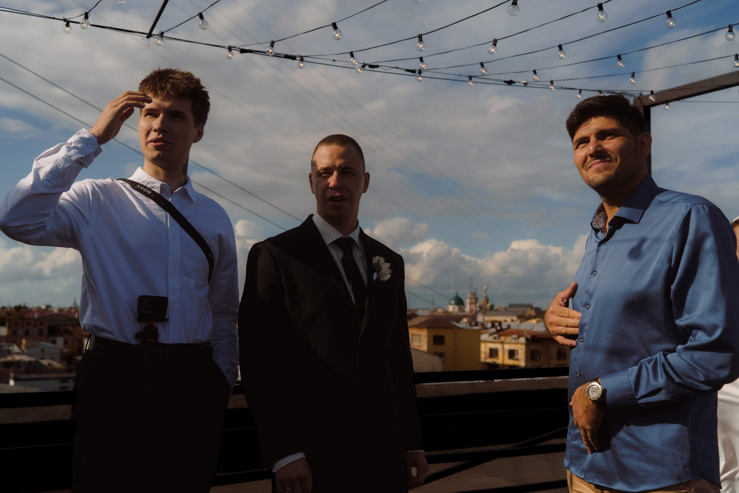 Мужская компания гостей на руфтопе Event Rest с видом на Петербург