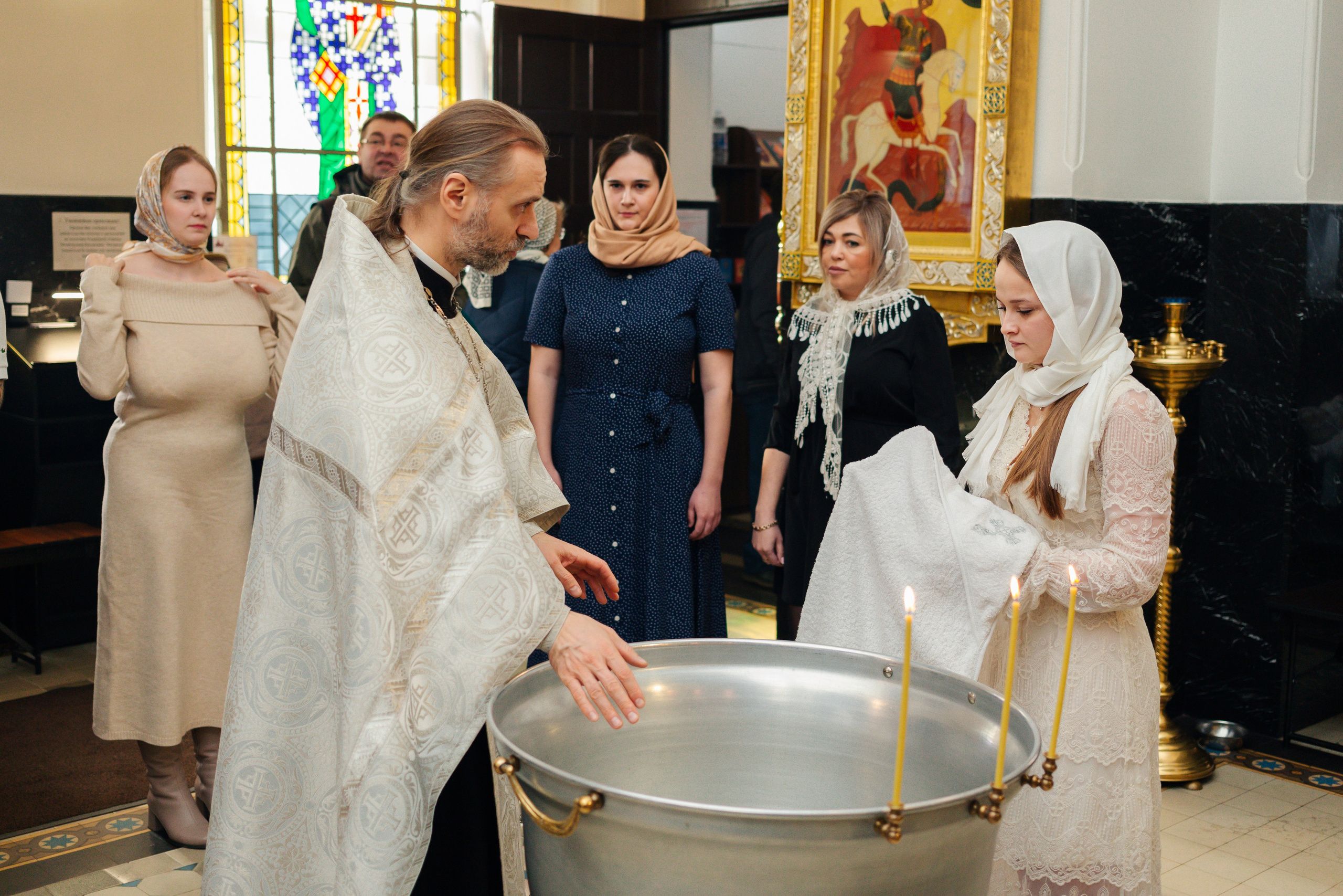 Сравнение критериев: в каком храме лучше крестить ребенка — атмосфера, расположение, правила, Современная крестильная купель для полного погружения. На что обратить внимание при выборе храма, Вместительный и светлый зал храма — ключевой фактор при выборе места для крещения с большим числом гостей, купель в храме Невского района Санкт-Петербурга