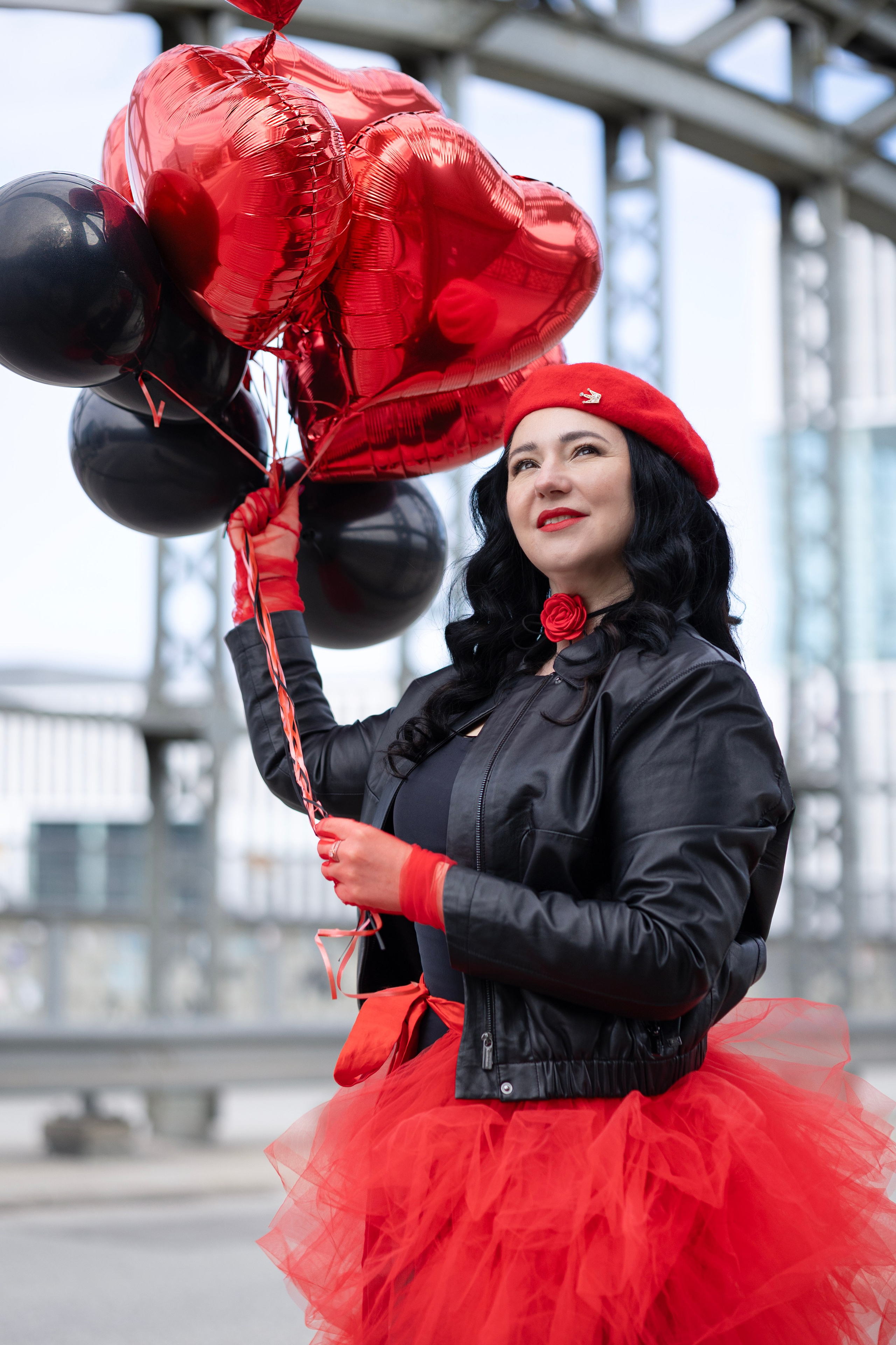 Balloons and red skirt. Photographer in Munich
