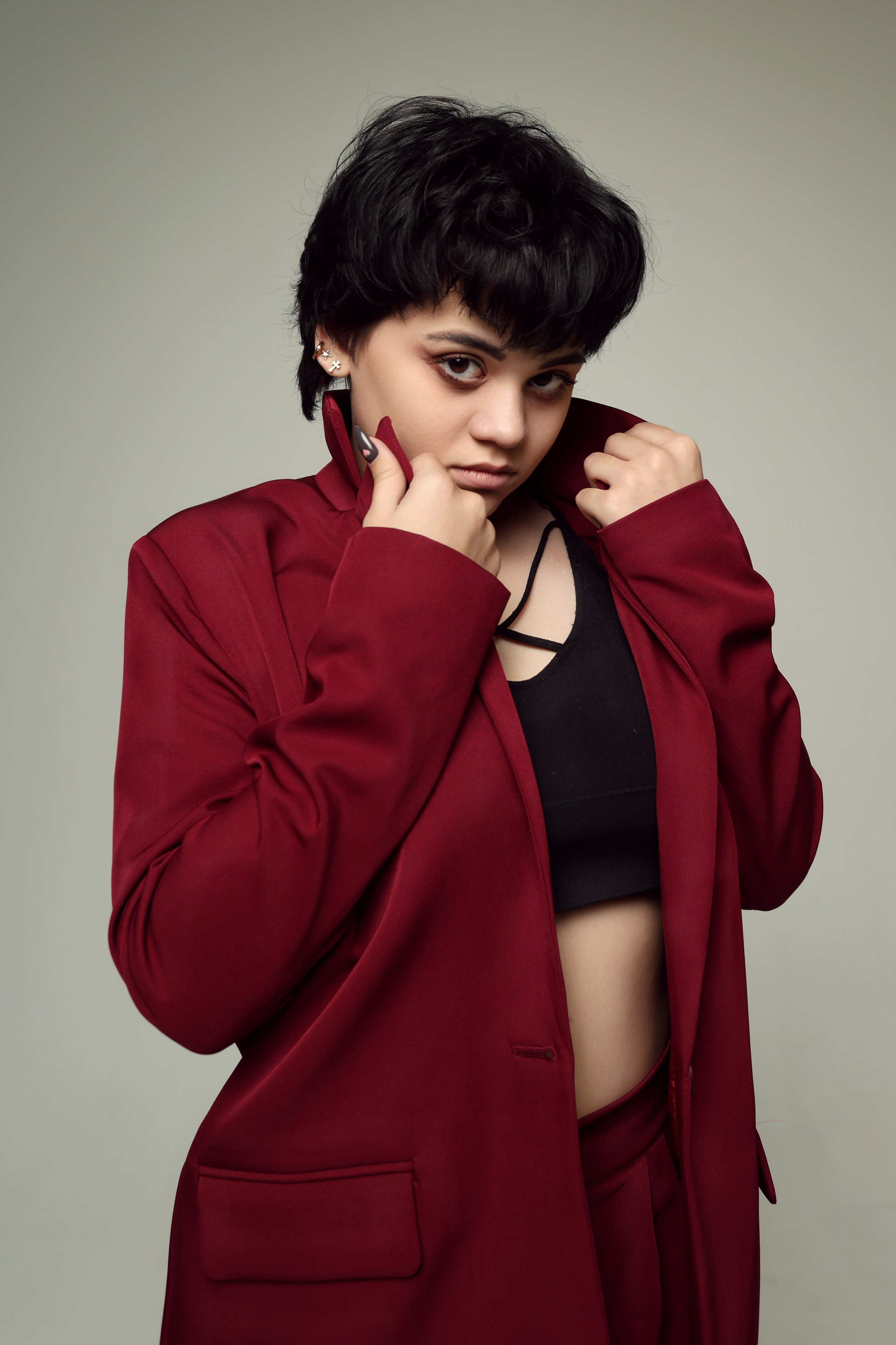 студийный портрет девушки в бордовом костюме и черном топе