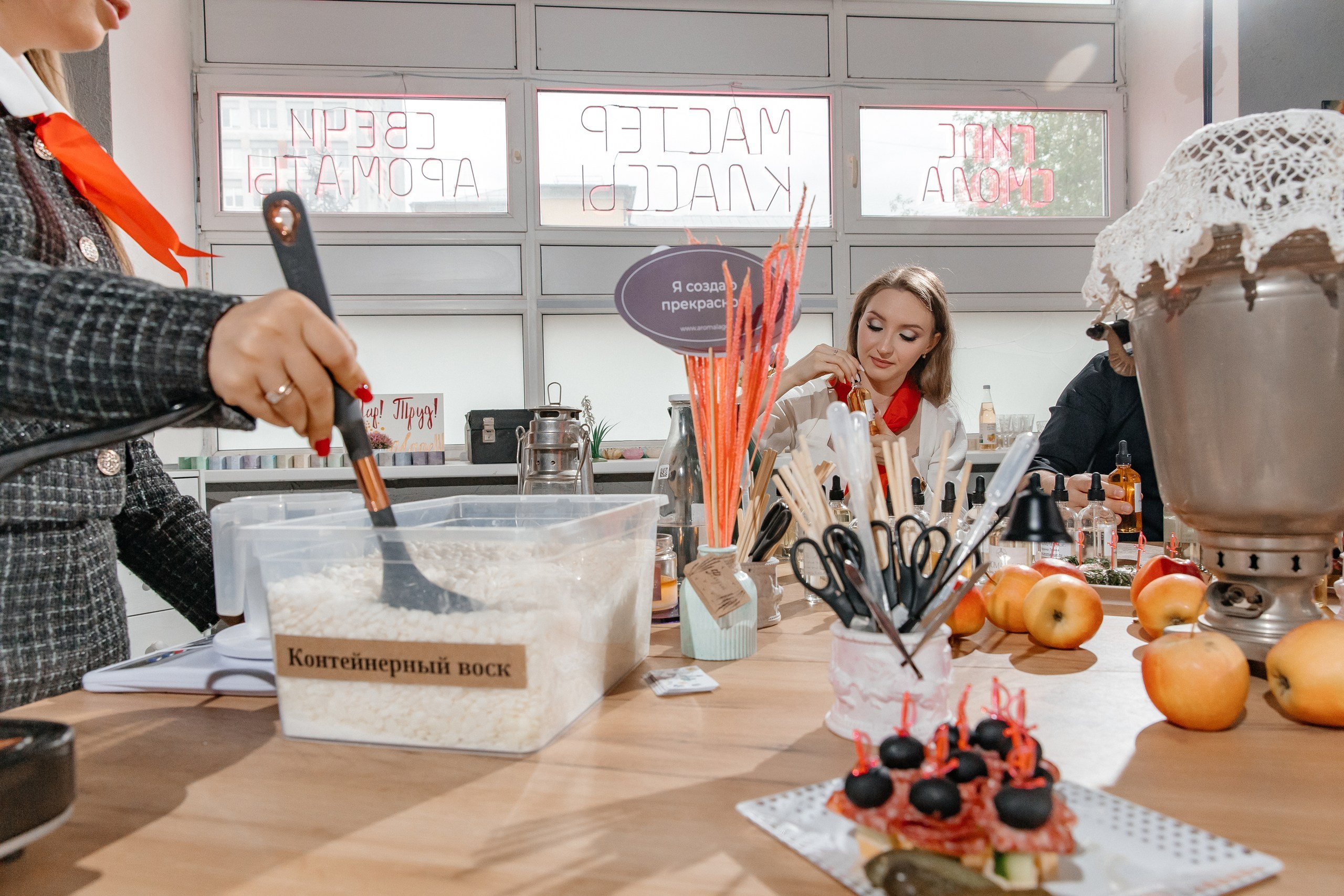 «Мир. Труд. Май» в AROMALAGE — весенний праздник творчества и аромата