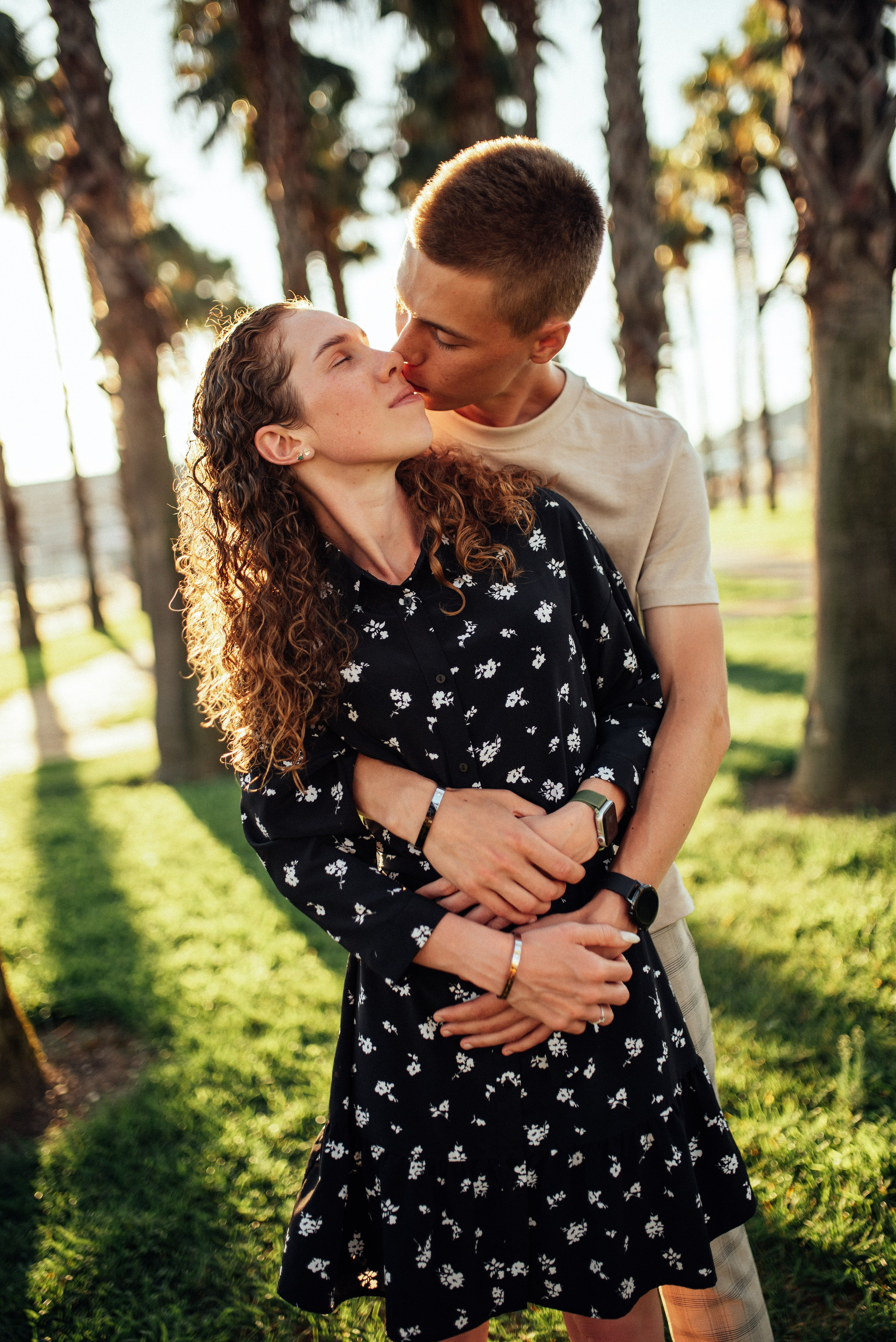 Фотосессия lovstory лавстори в Сириусе на аллее пальм. Фотограф в Сочи — Маргарита Поганова