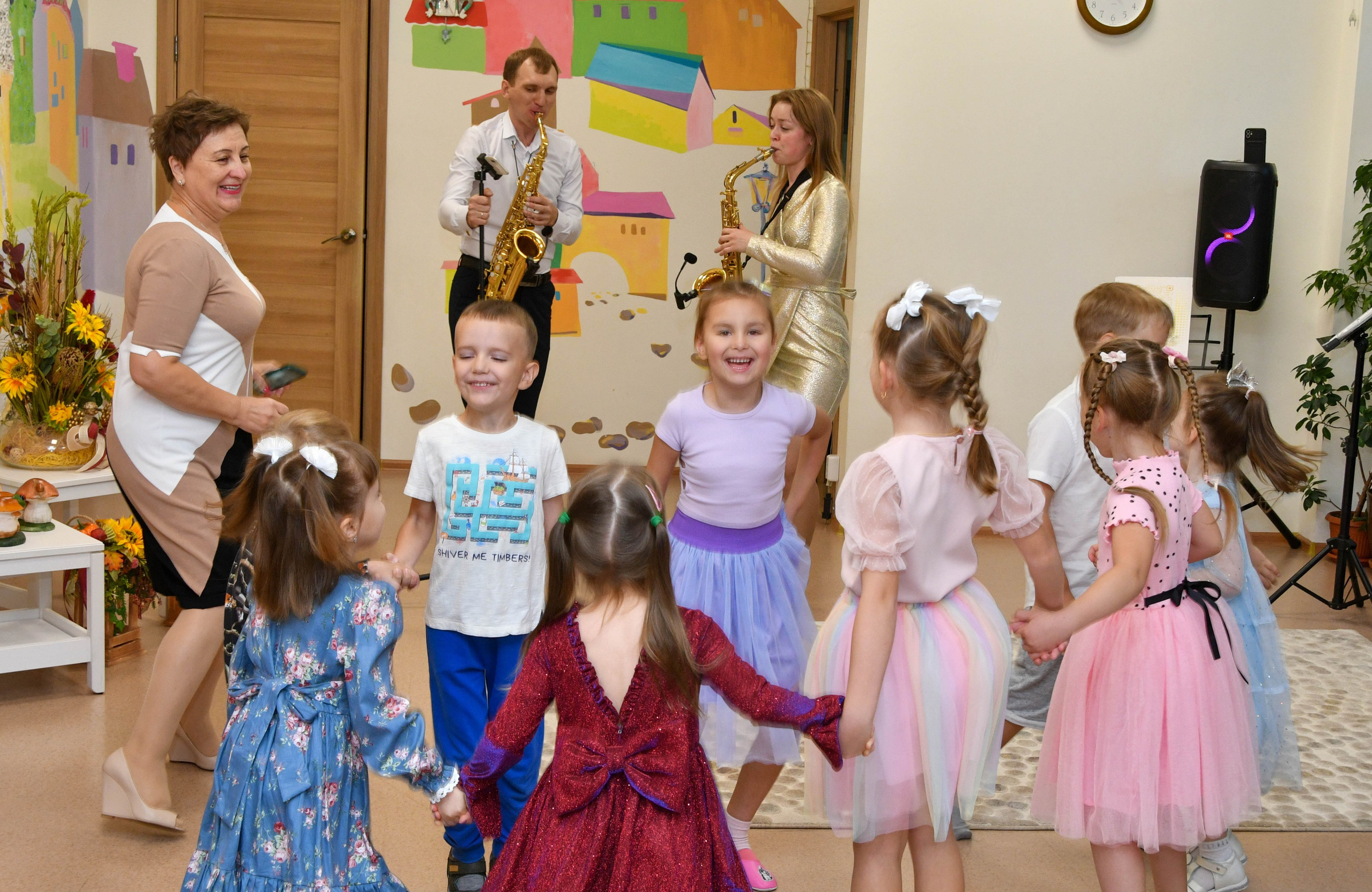 2023 г. День дошкольного работника и прогулка. Репортажный и детский фотограф в Новосибирске