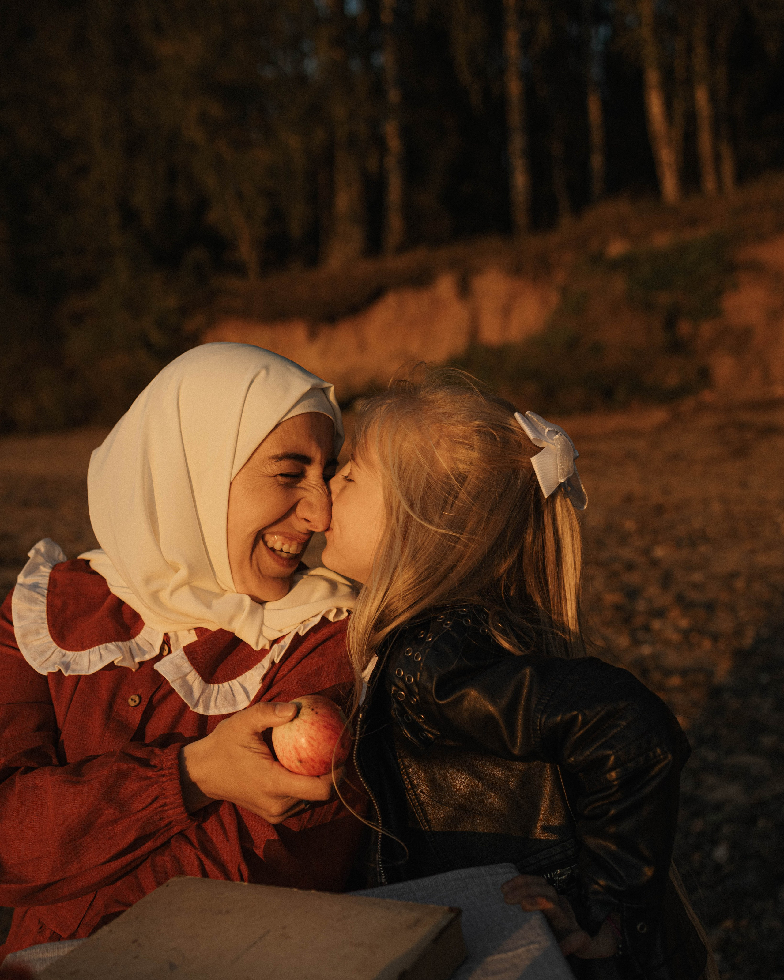 Закатная съемка на берегу реки с Аней. Фотограф Углич и Ярославль Ольга Тятюшкина