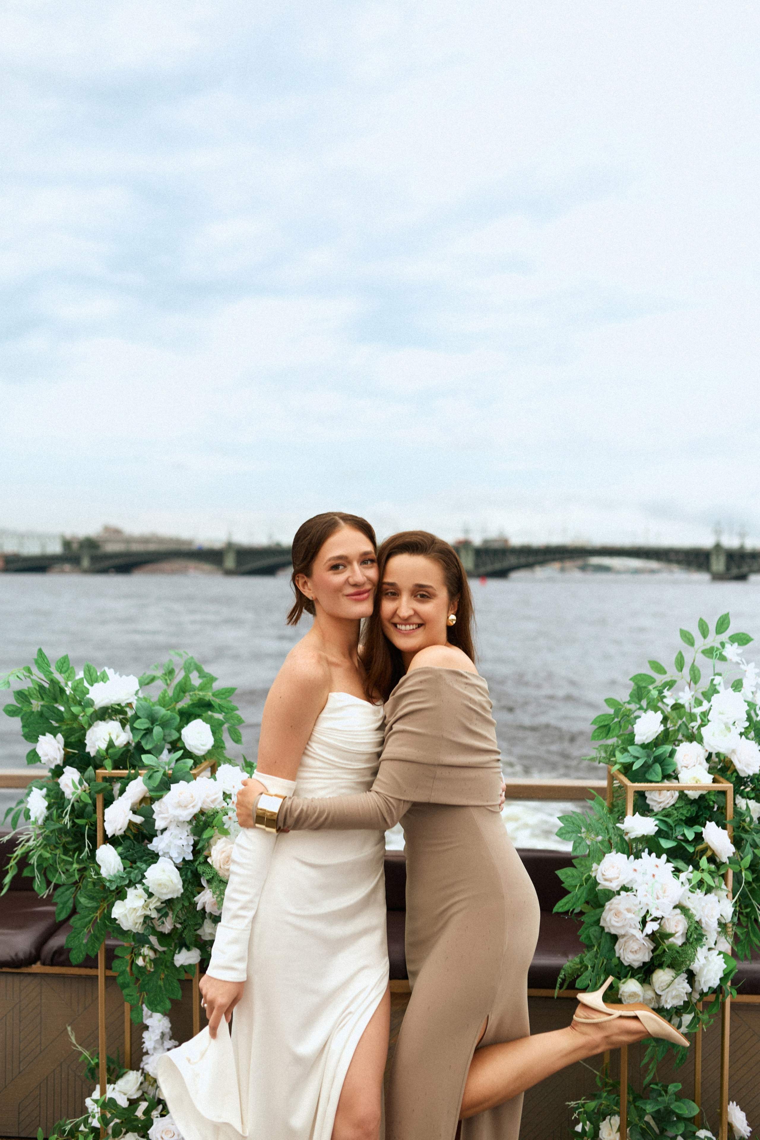 Свадьба в Питере на катере. Сестры Карабаза. Фотографы и ретушеры в Москве и Санкт-Петербурге