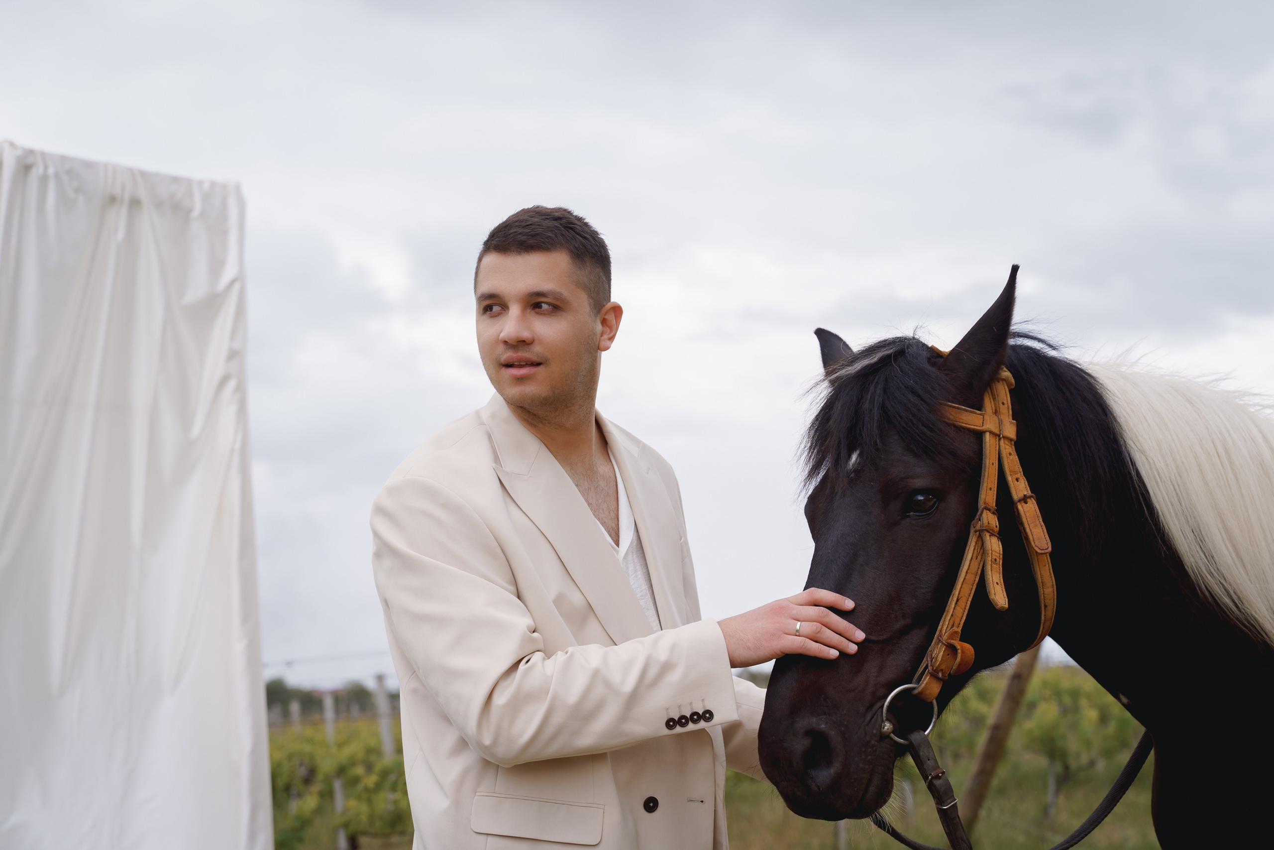 Молодожены на лошадях направляются на свой приватный свадебный ужин.