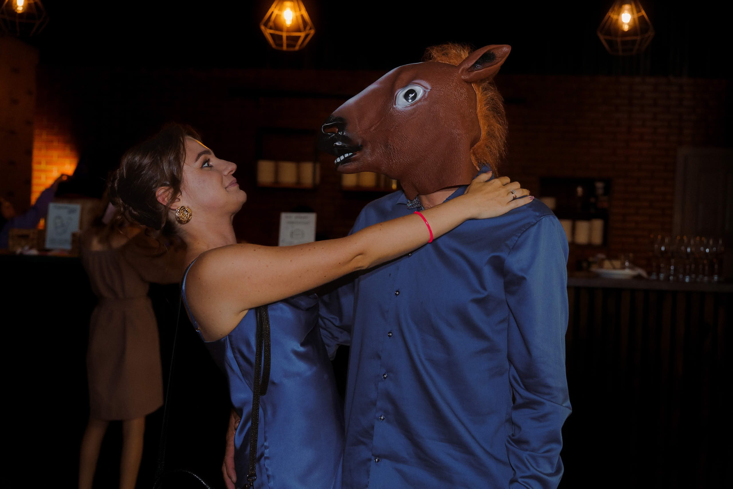 Гости на вечеринке в Event Rest в маске лошади — свадебный банкет