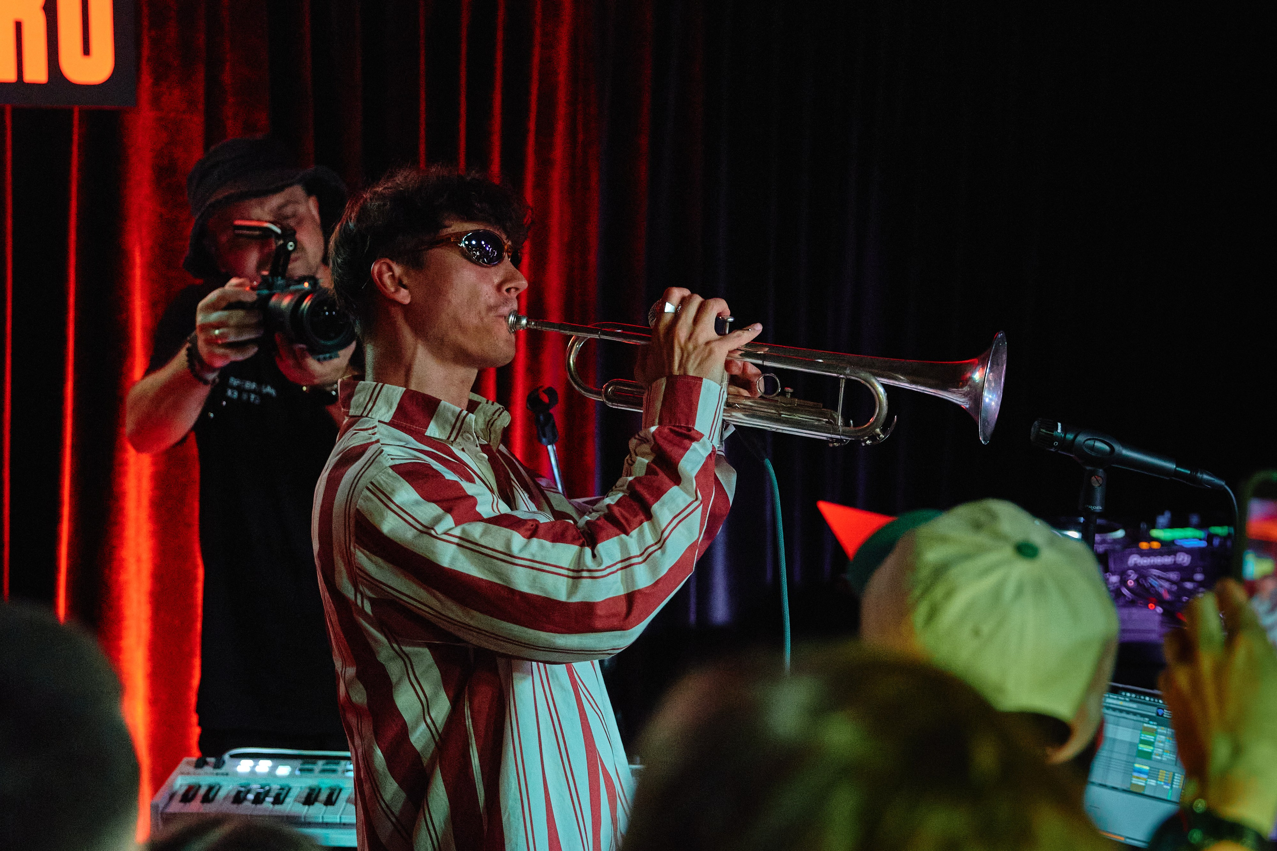 Антоха MC играет на трубе в Анапе в баре "Мясной бро". Репортажная фотосъемка в Анапе.