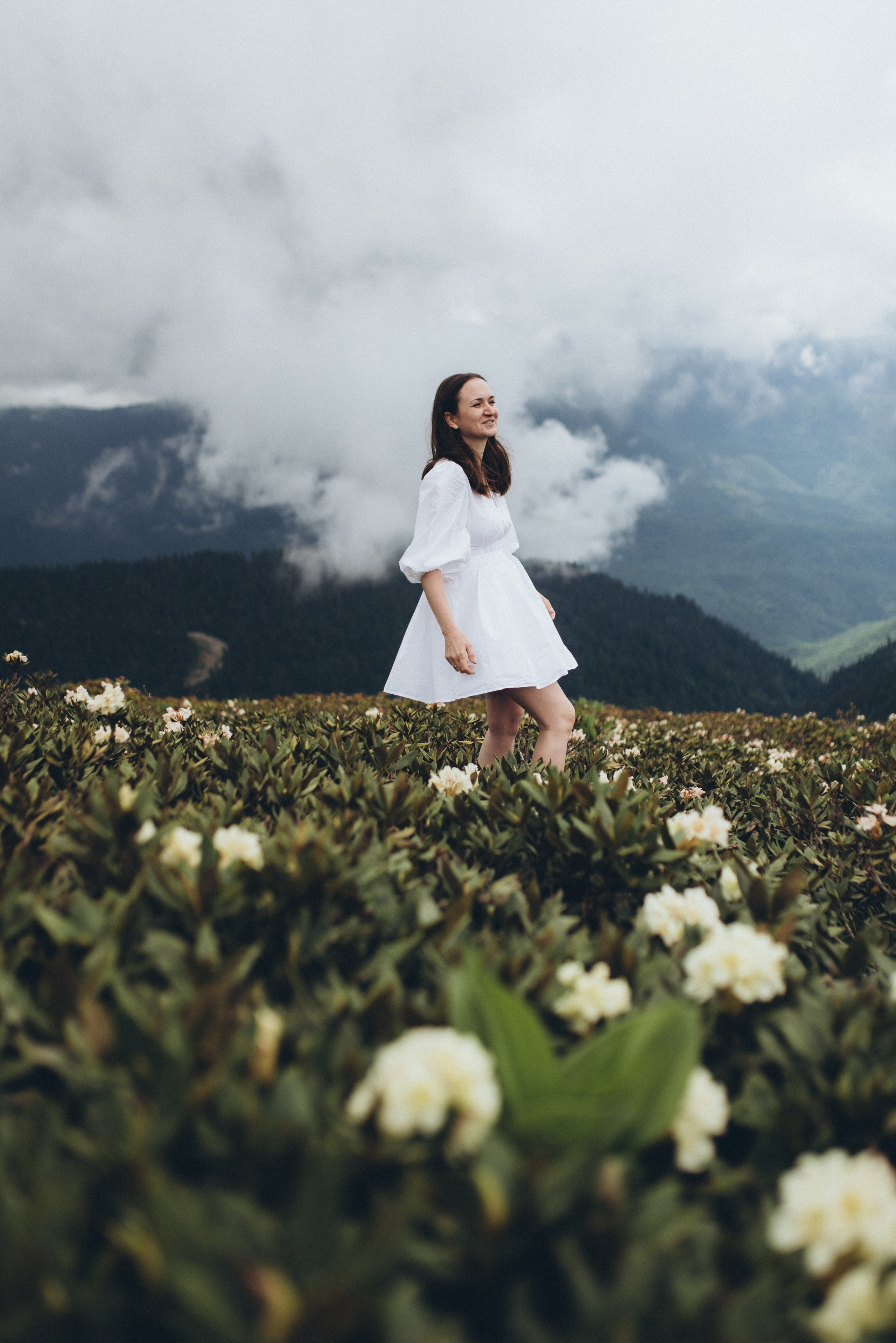 Фотосессия в горах Красной поляна Сочи цветение рододендрона. Фотограф в Сочи — Маргарита Поганова