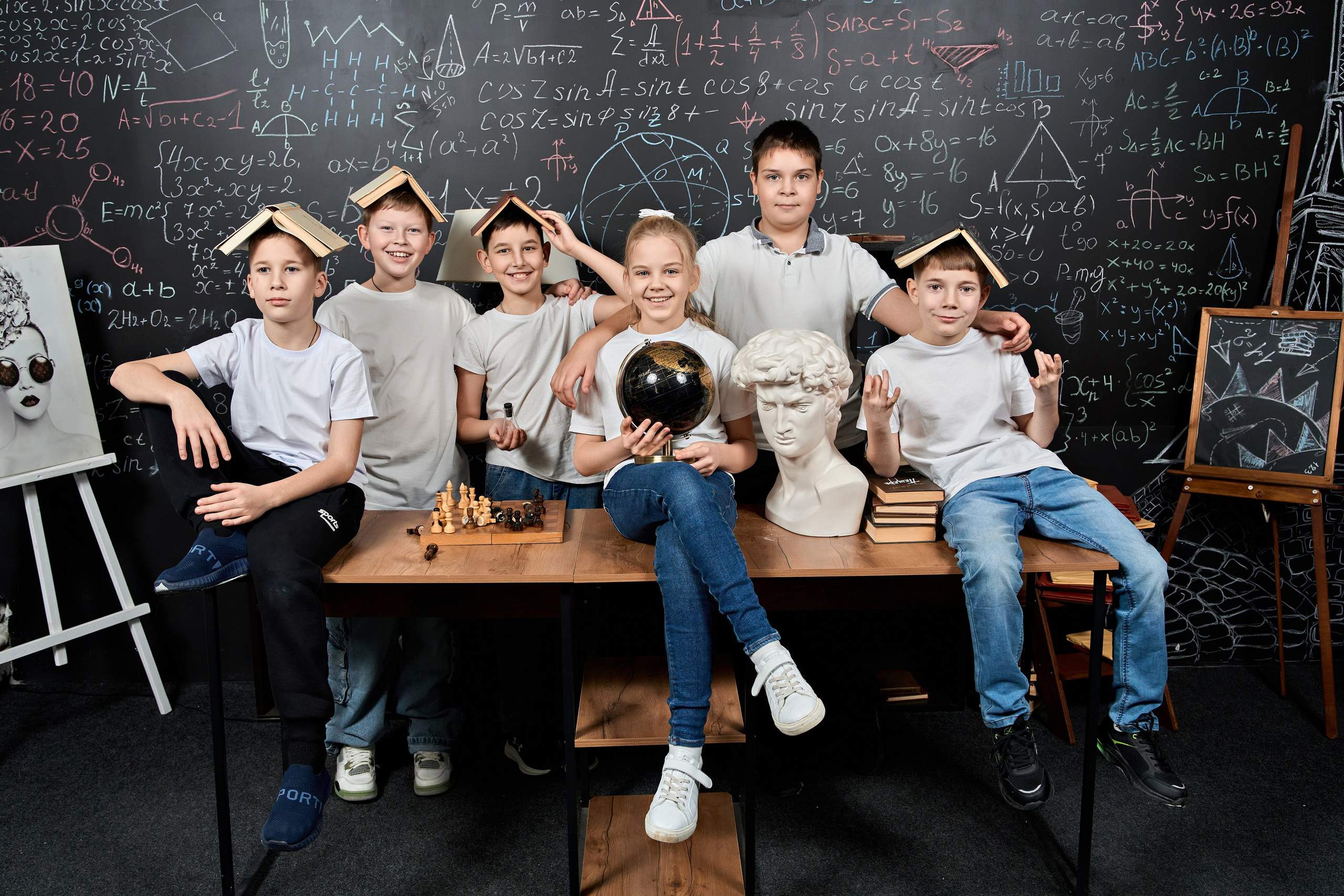 Выпускной альбом 4 класса: стильная фотосессия в студии