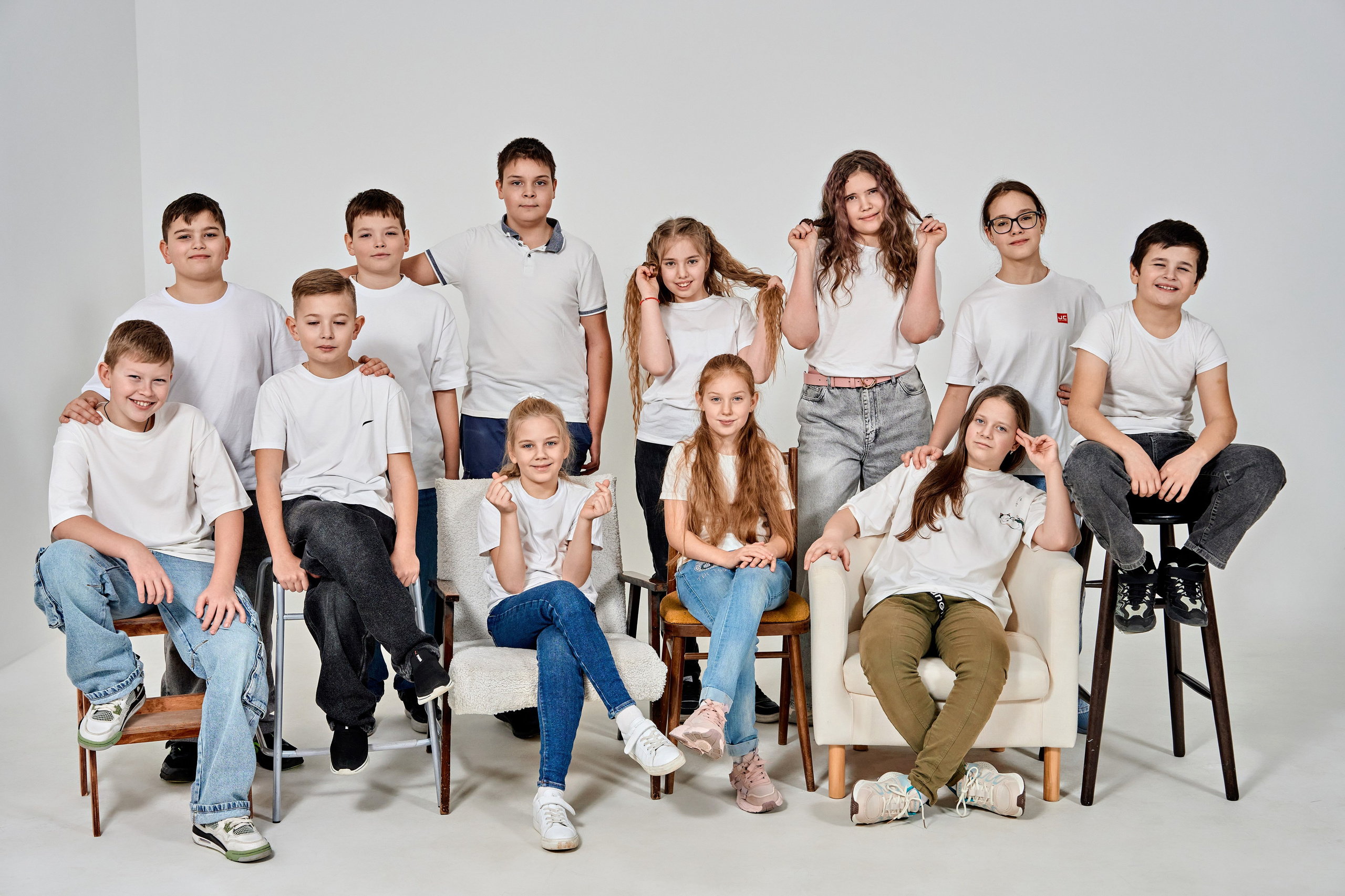 Выпускной альбом 4 класса: стильная фотосессия в студии