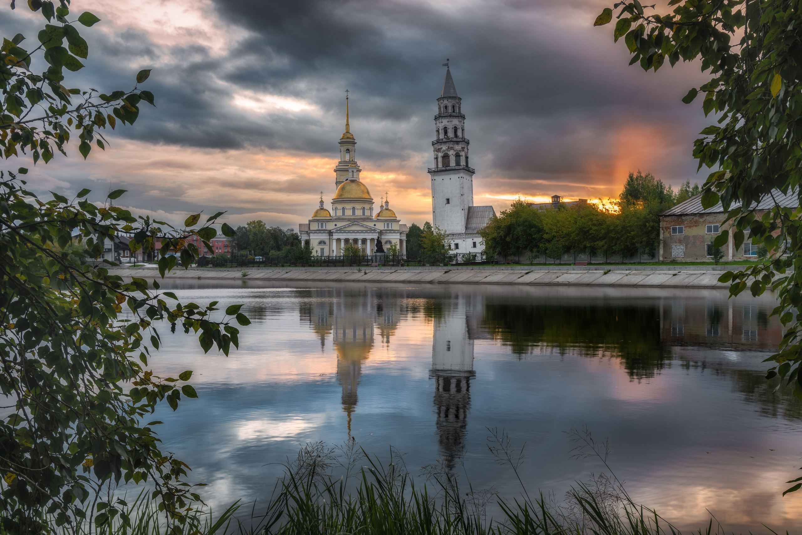 Невьянская наклонная башня Демидовых и Спасо-Преображенский собор на закате