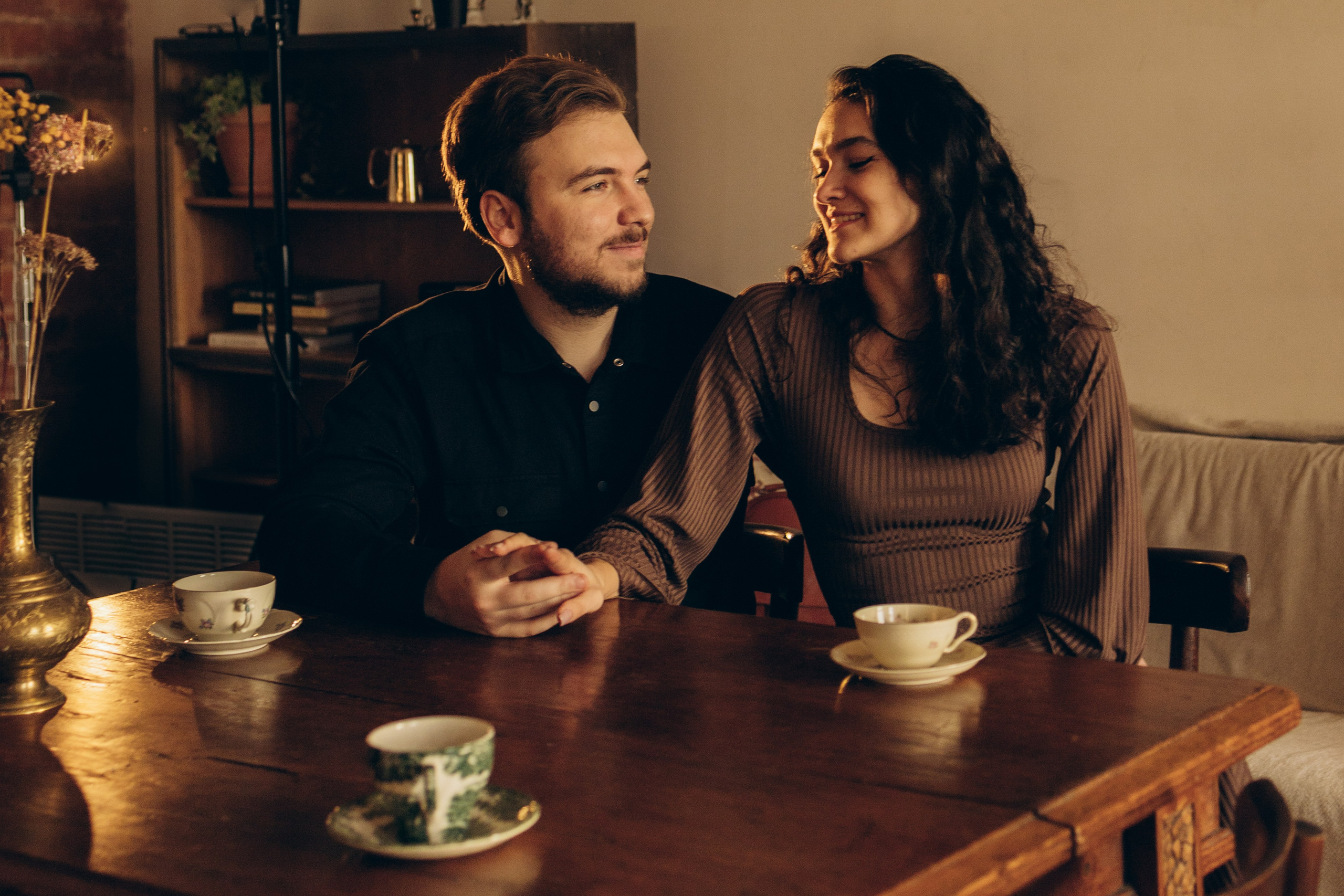 парень и девушка влюбленно смотрят друг на друга