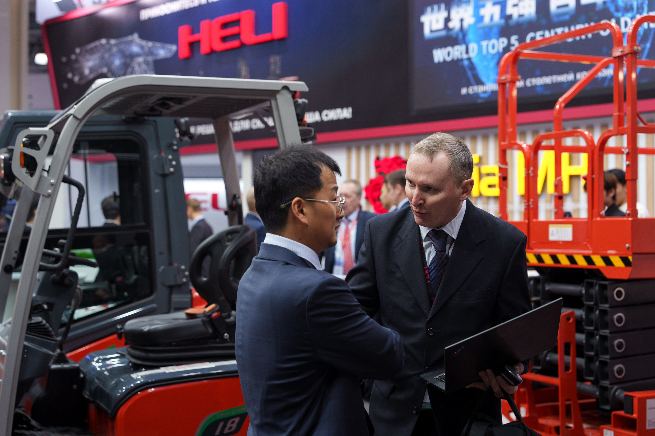 HELI. Стенд в Крокус Экспо. Фотограф Саша Блюз