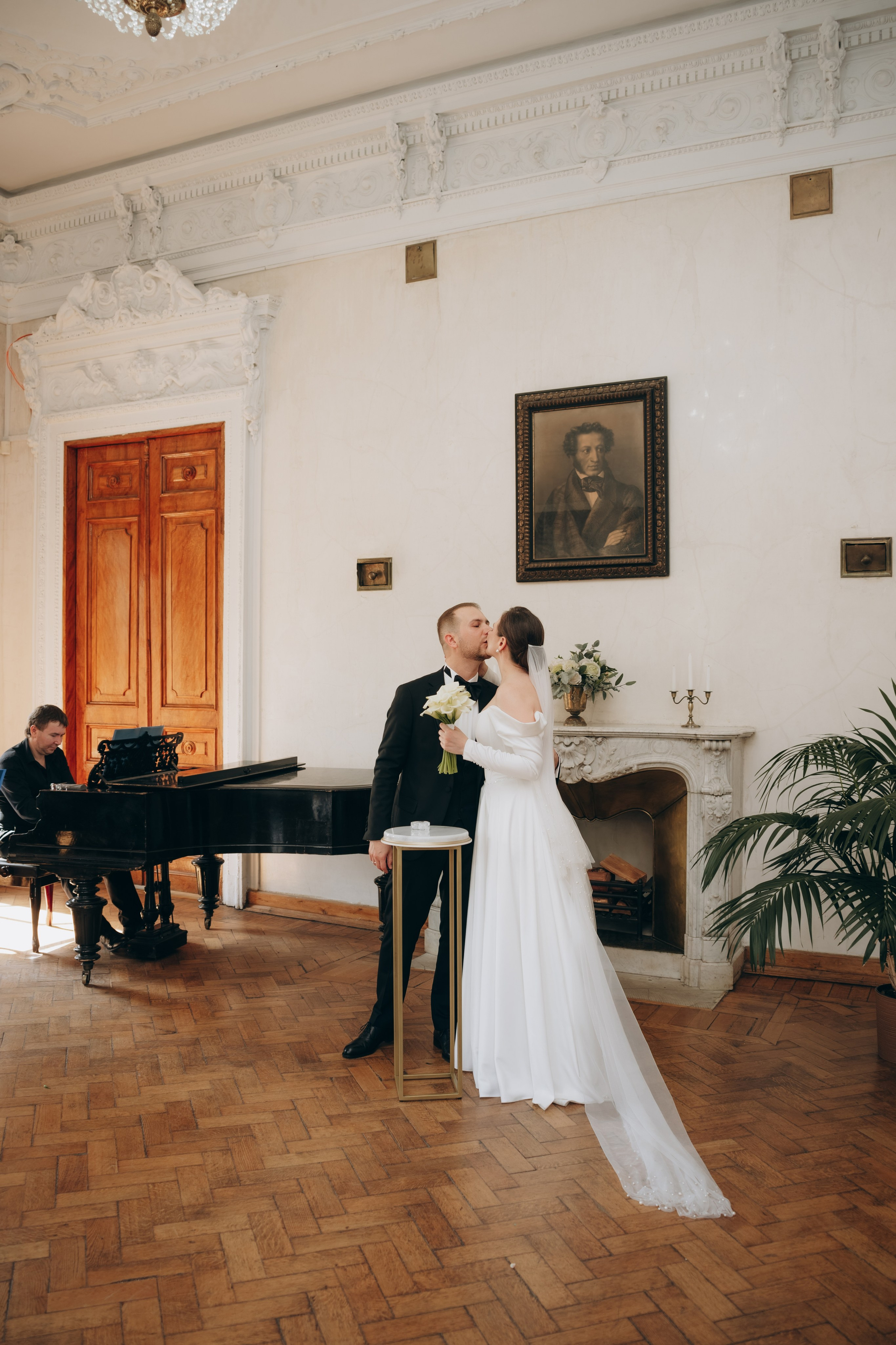 Свадебная фотосессия в Москве / Библиотека-читальня им. А. С. Пушкина. Фотограф Москва Виктория-Антуанетта