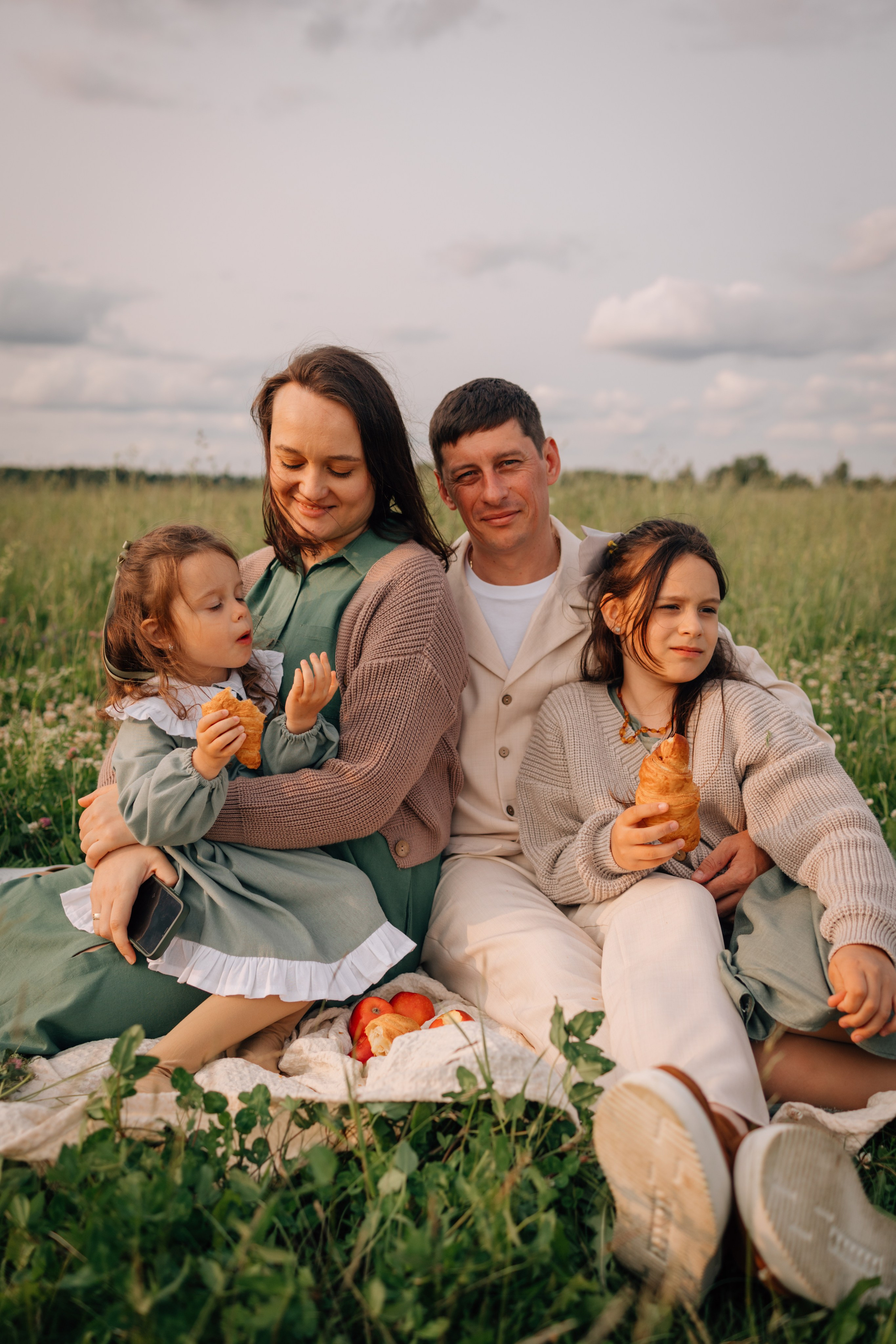 Анна, Марчелло, Настенька и Влада в поле. Фотограф Москва Светлана Кирюшина