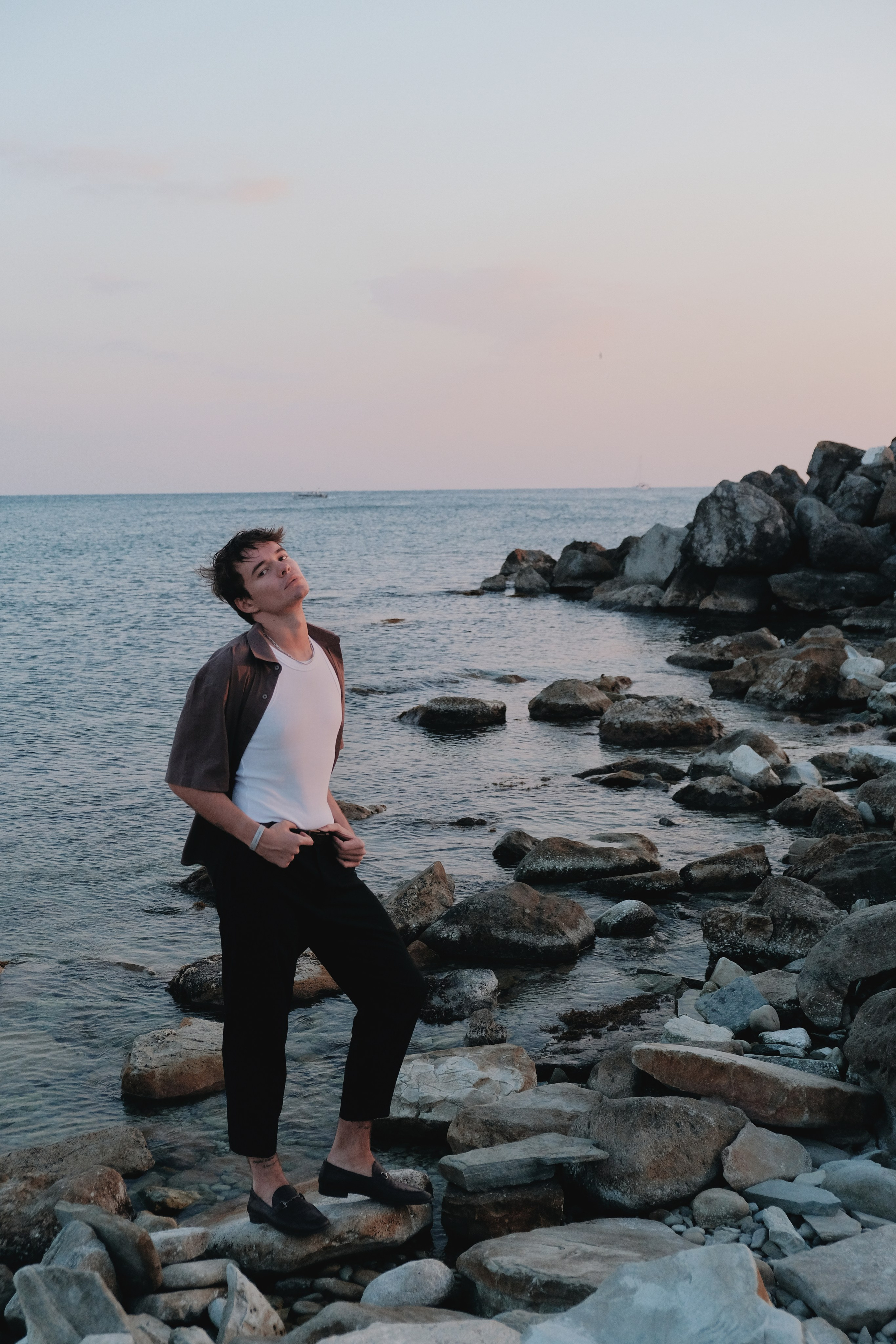 Юноша у моря. Gerasko Aleks — Портрет, кричащий тишиной