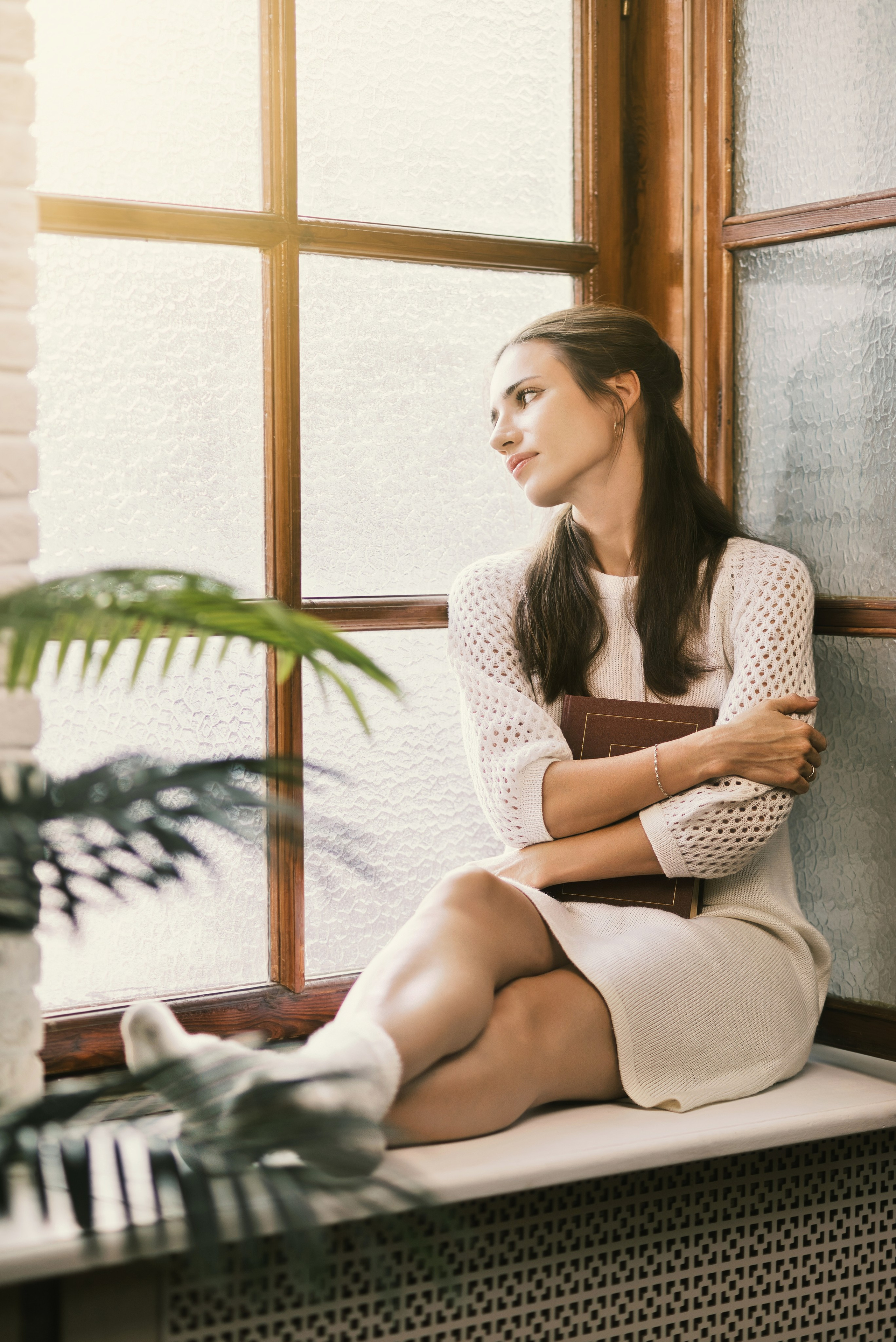 У окна. Фотограф Денис Кривопусков