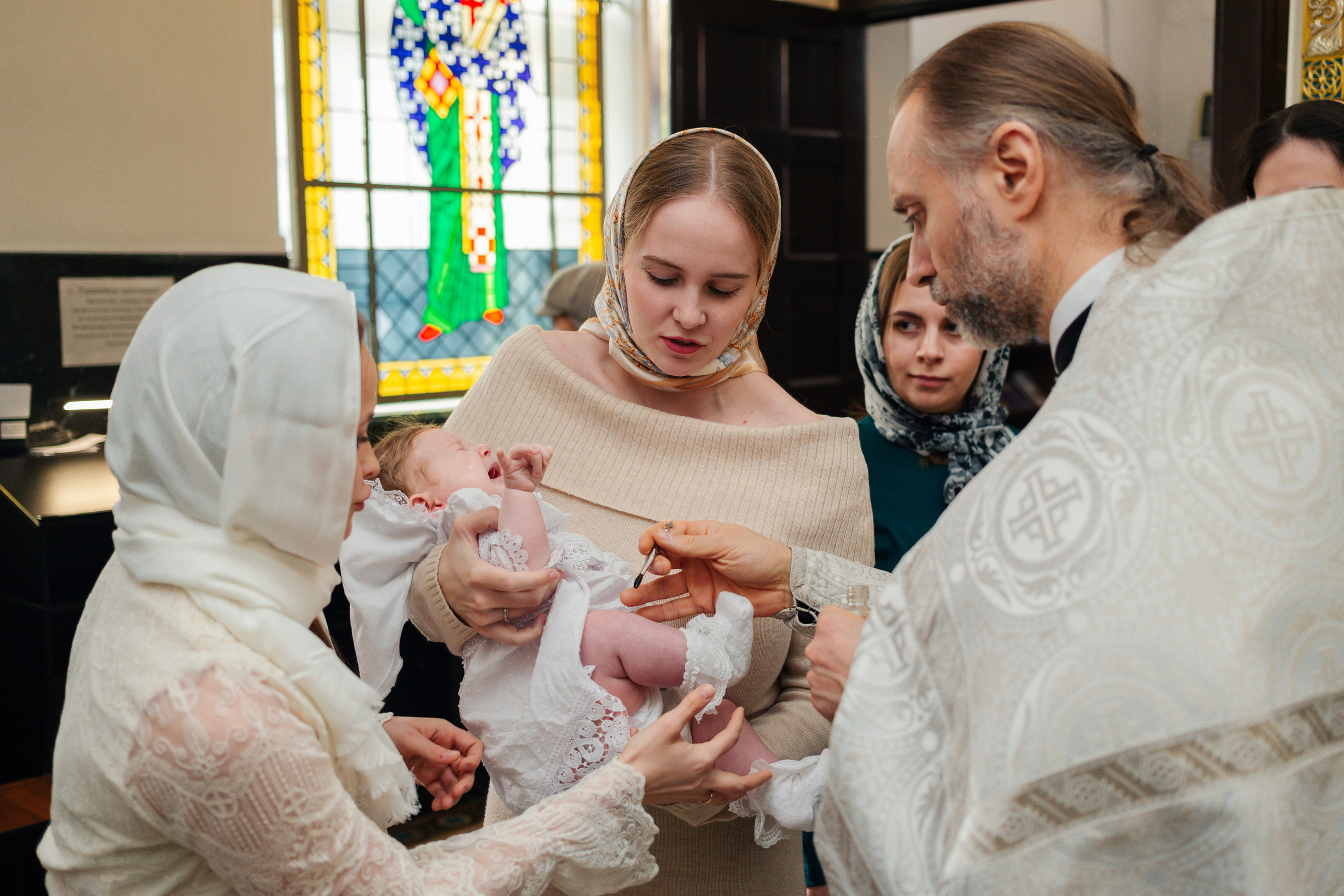 Сравнение критериев: в каком храме лучше крестить ребенка — атмосфера, расположение, правила, Современная крестильная купель для полного погружения. На что обратить внимание при выборе храма, Вместительный и светлый зал храма — ключевой фактор при выборе места для крещения с большим числом гостей, купель в храме Невского района Санкт-Петербурга
