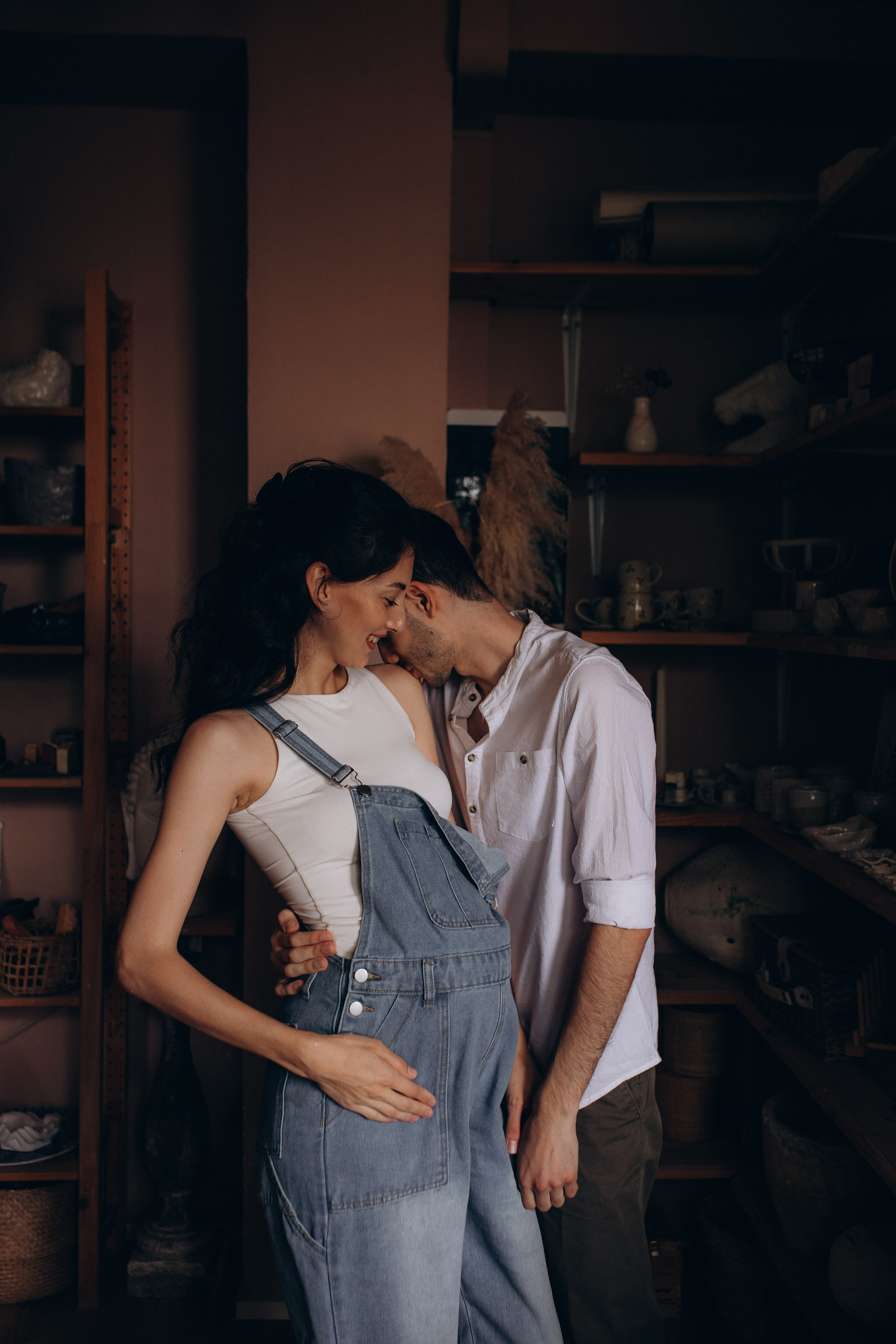 Алина и Давид в гончарной мастерской. Фотограф Елизавета Балакир