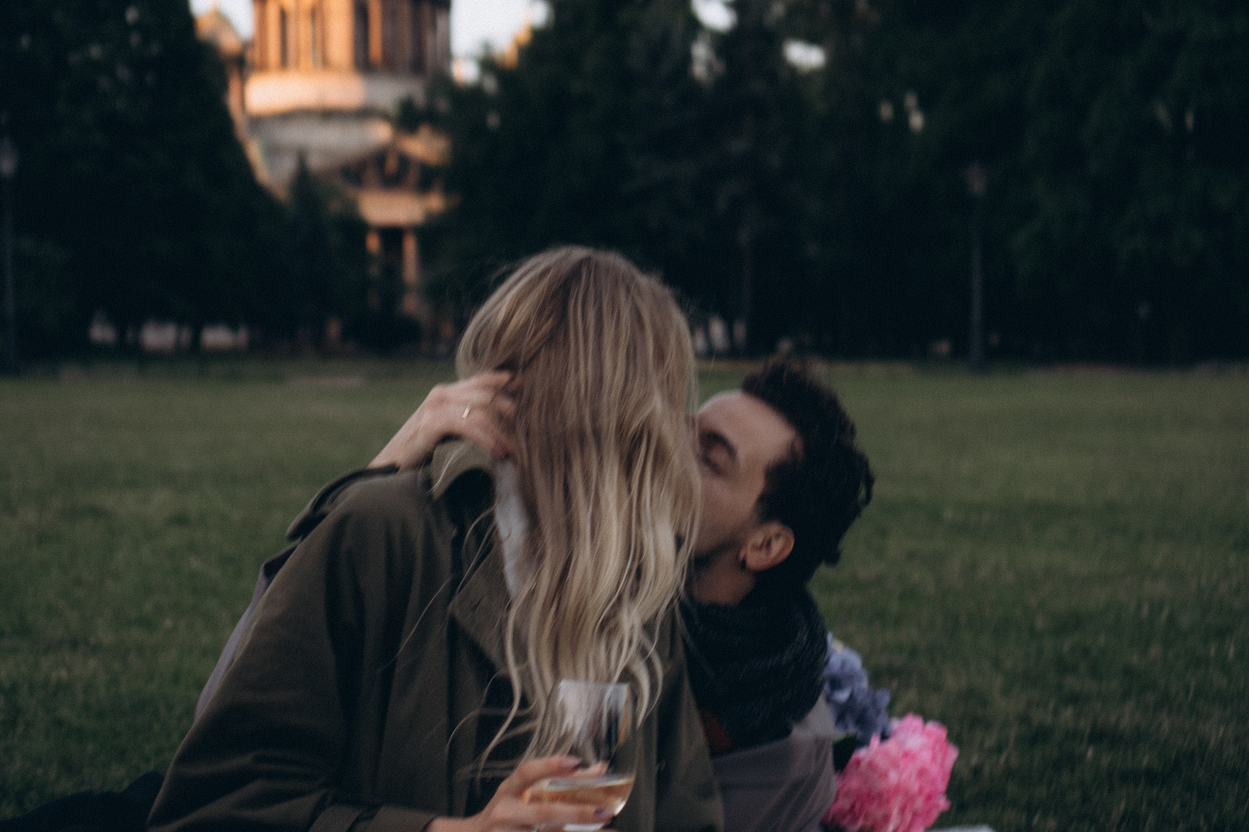 СВАДЕБНАЯ СЬЕМКА ПАРЫ НА РАССВЕТЕ В БЕЛЫЕ НОЧИ И ПРОГУЛКА С РАЗВОДНЫМИ МОСТАМИ И ПИКНИК ВОЗЛЕ ИСАКИЕВСКОГО СОБОРА. Профессиональный фотограф, Санкт-Петербург — Виктория Богомолова