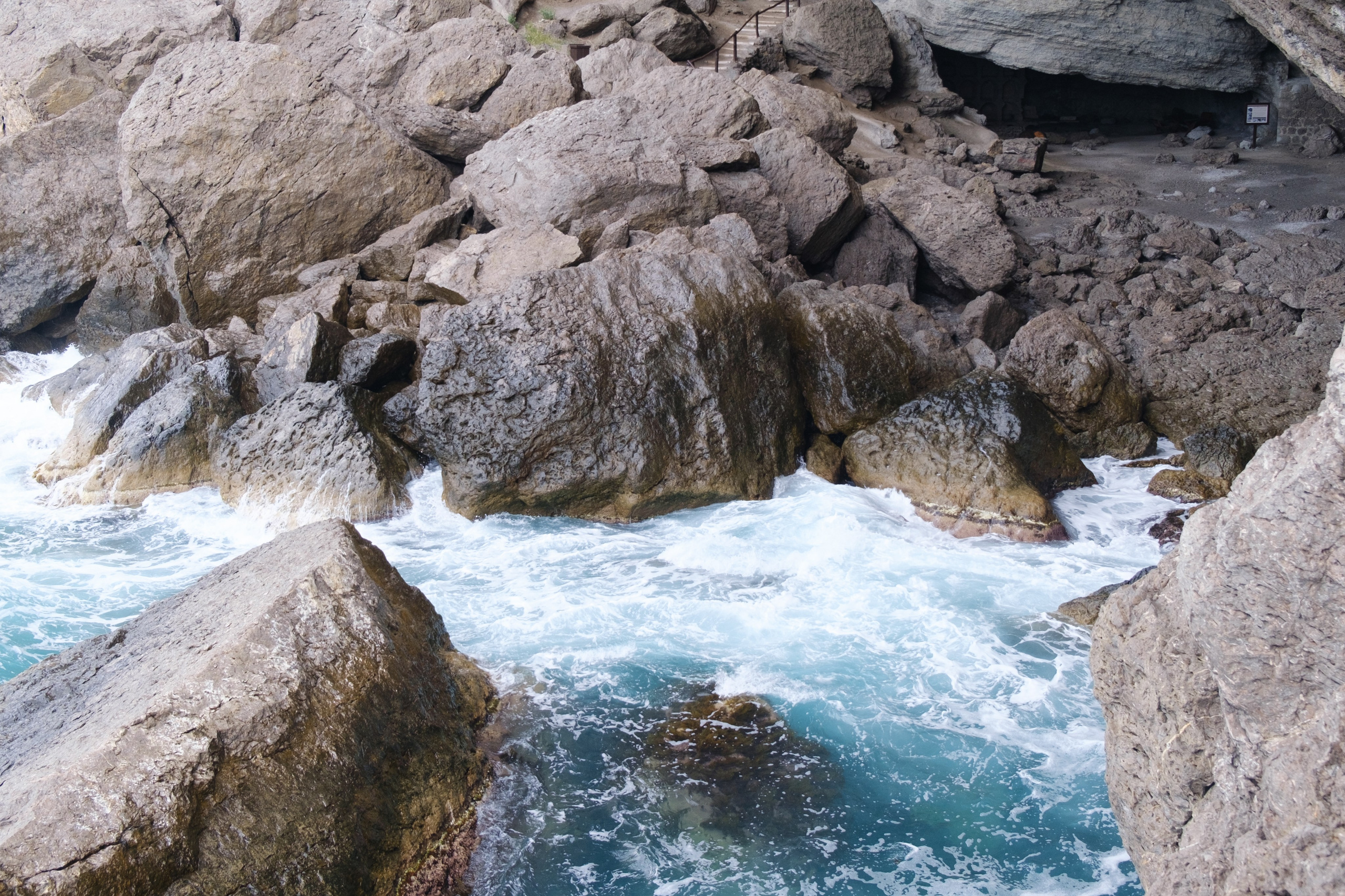 Свадебная фотосессия на Тропе Глицина Судак. Профессиональная фотосъемка в Крыму. Натуральные эмоции и живые кадры. Забронируйте дату прямо сейчас!