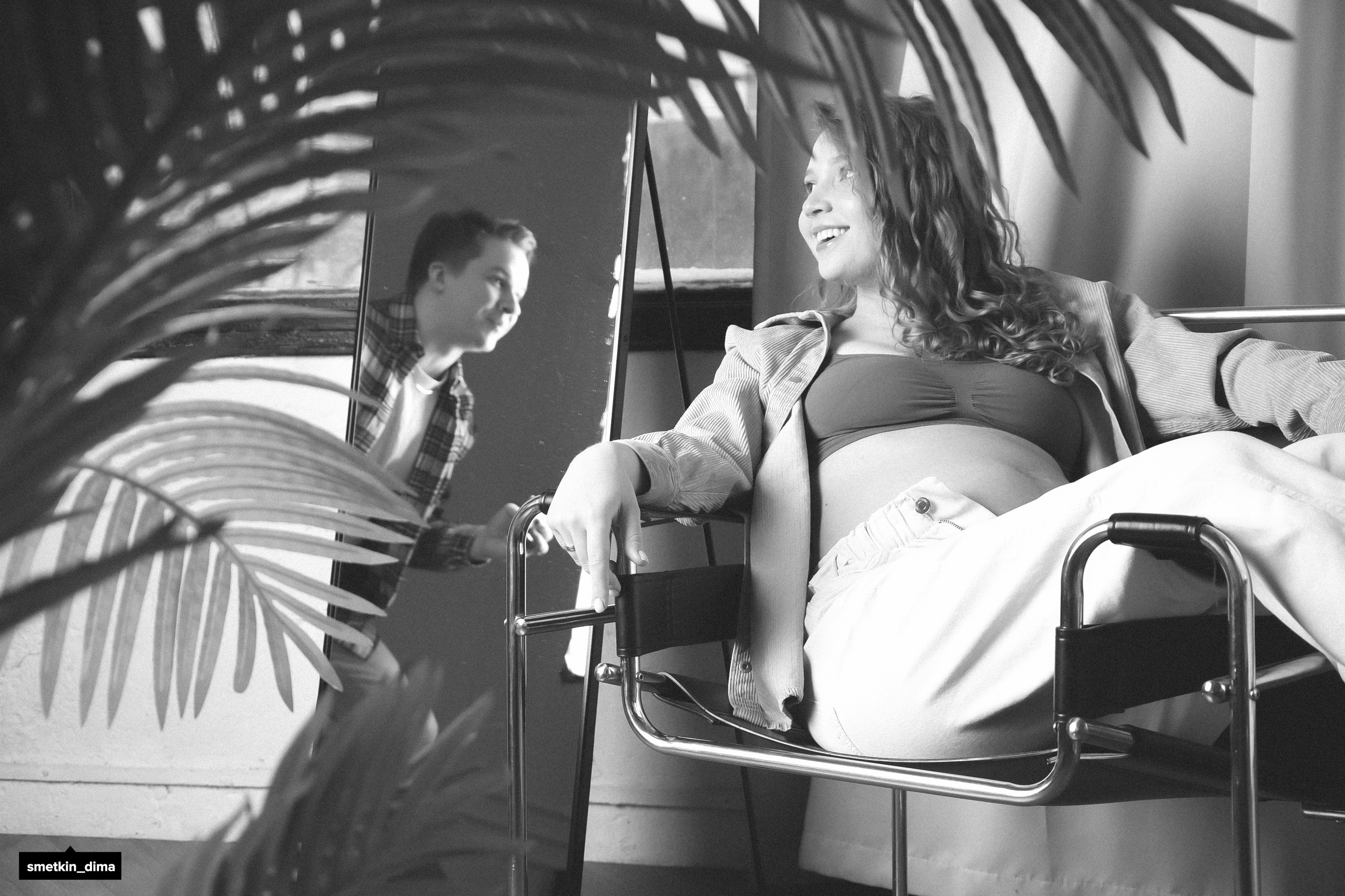 муж подсматривает за женой