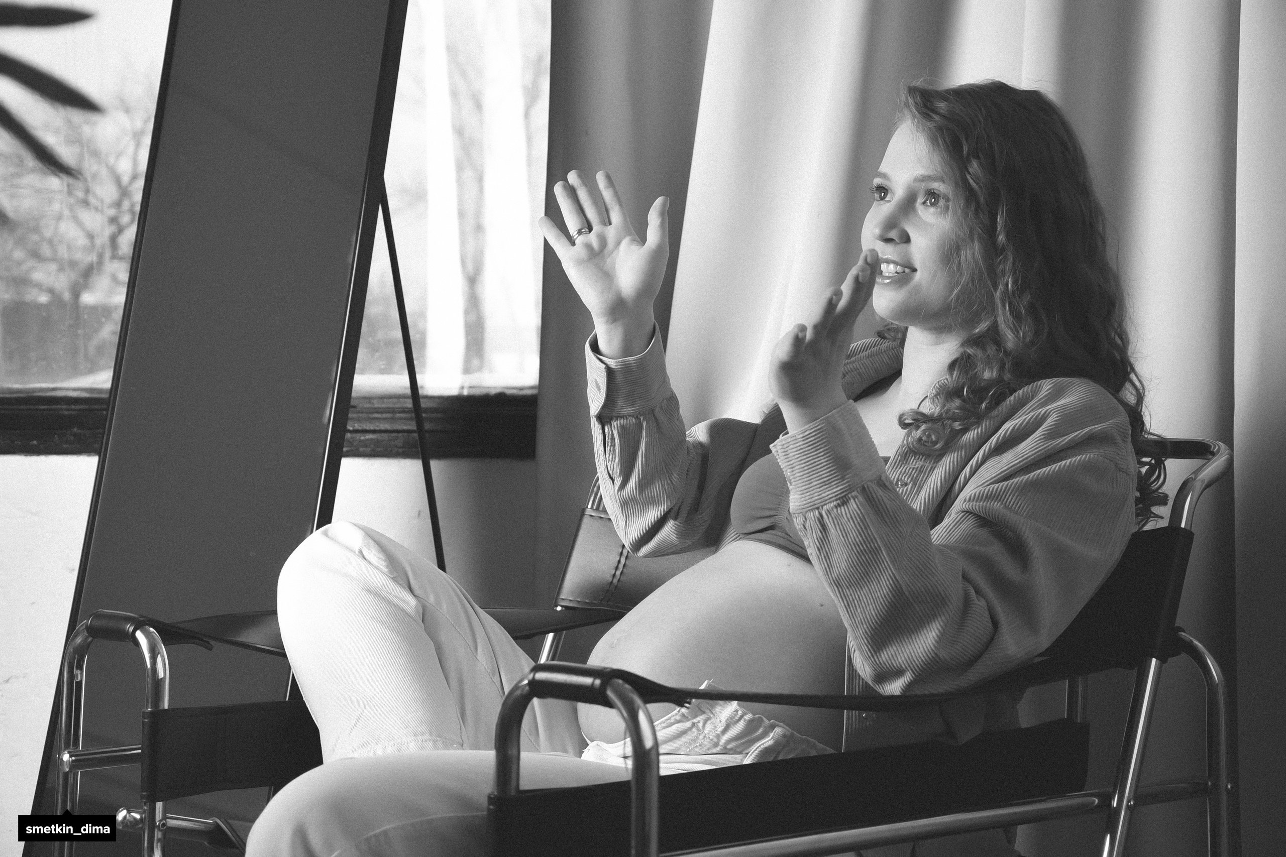 девушка сидит в кресле