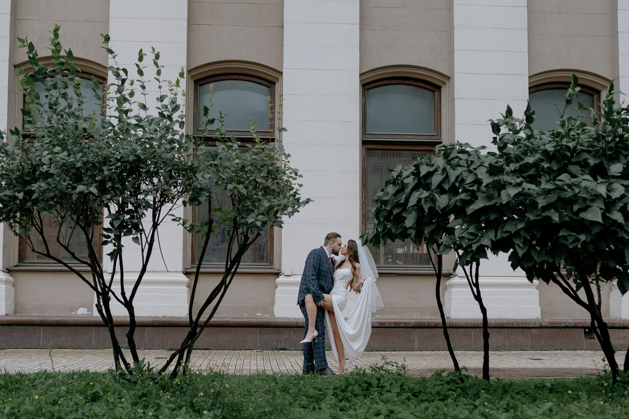 Свадебная фотосессия около загса