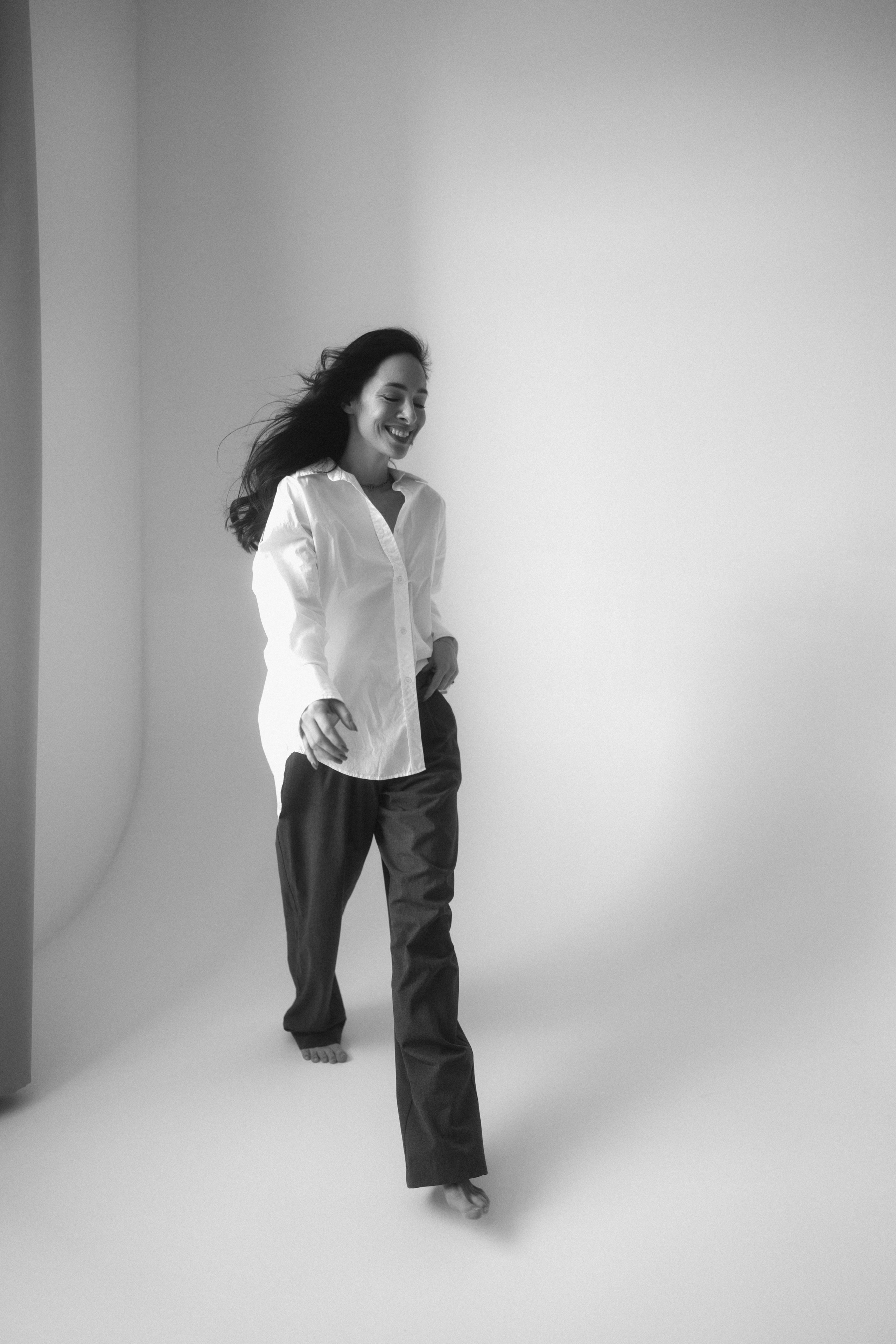 Женская портретная чб фотосессия в студии на циклораме в Казани