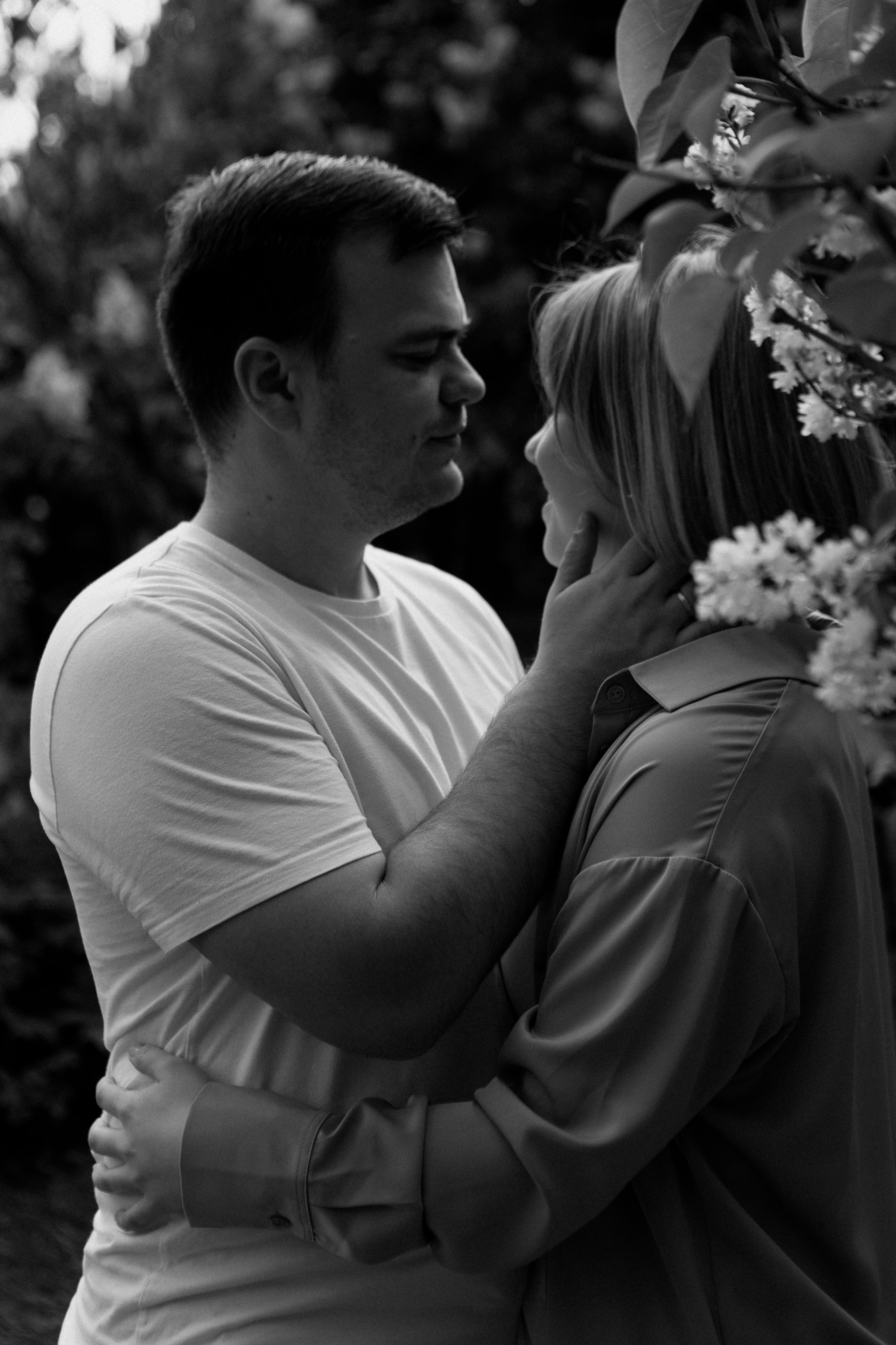 Фотосессия для пары в сиреневом саду. Фотограф Калагина Светлана