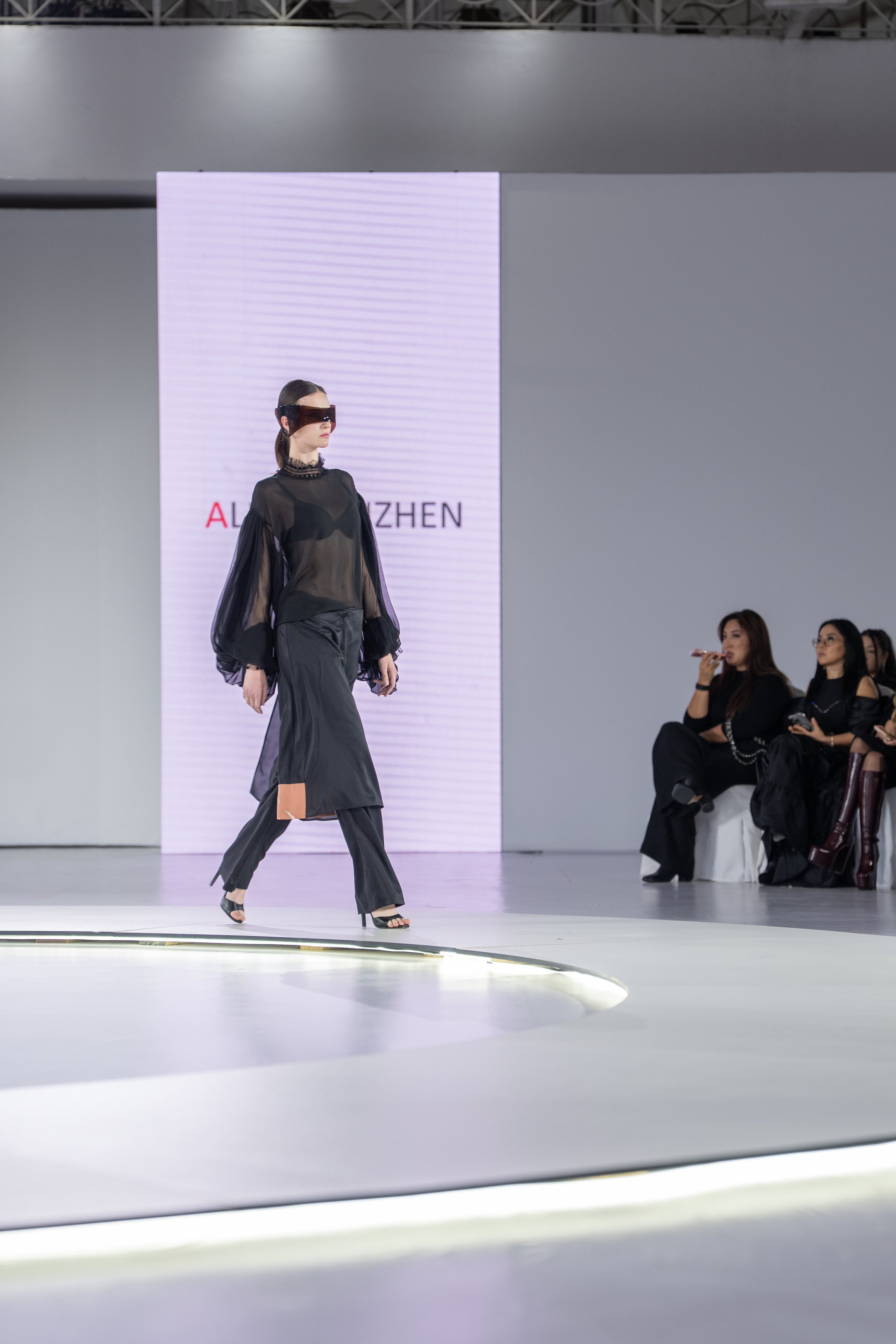 Дизайнер Alexey Czhen. Сайт Алматинского НЮ АРТ, будуар и фэшн фотографа Дениса Карпенко