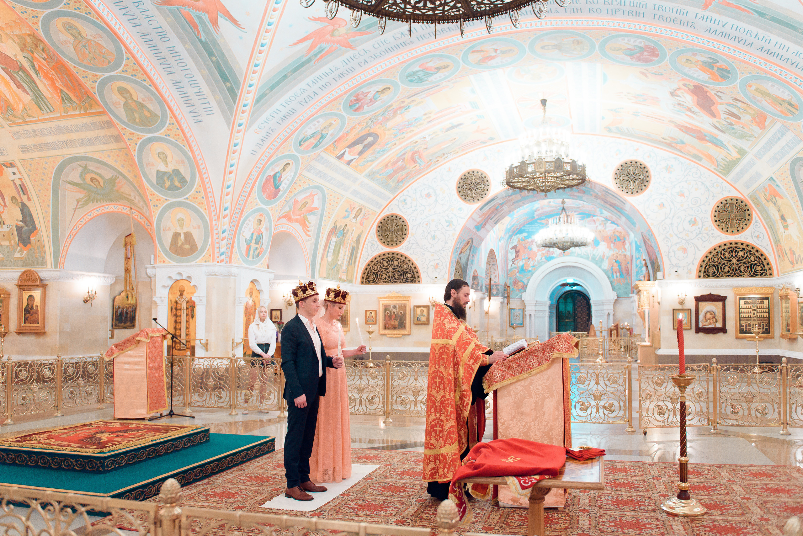 Венчание в Храме Христа Спасителя (Нижний храм). Свадебный и семейный фотограф в Москве Юлия Винник