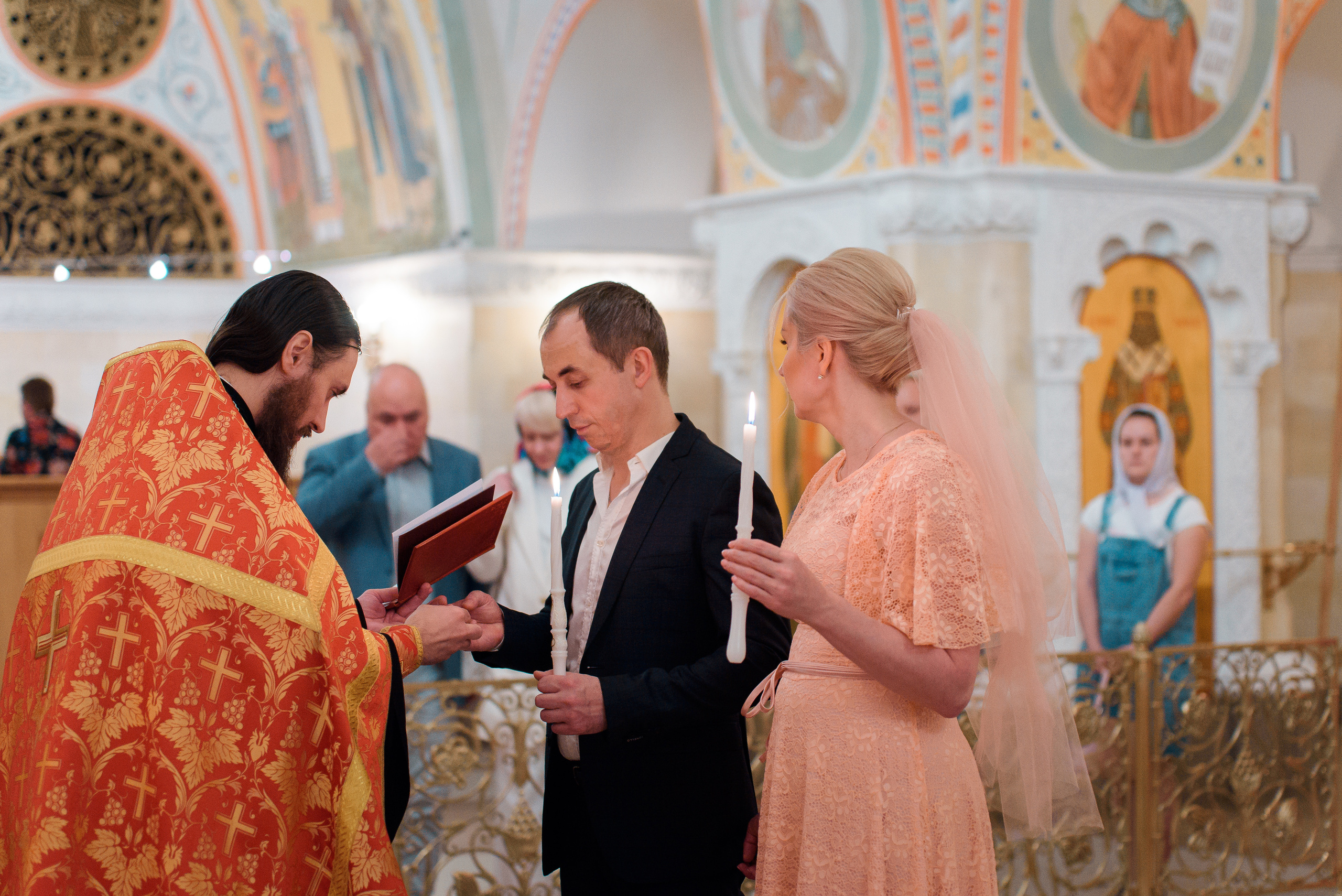 Венчание в Храме Христа Спасителя (Нижний храм). Свадебный и семейный фотограф в Москве Юлия Винник