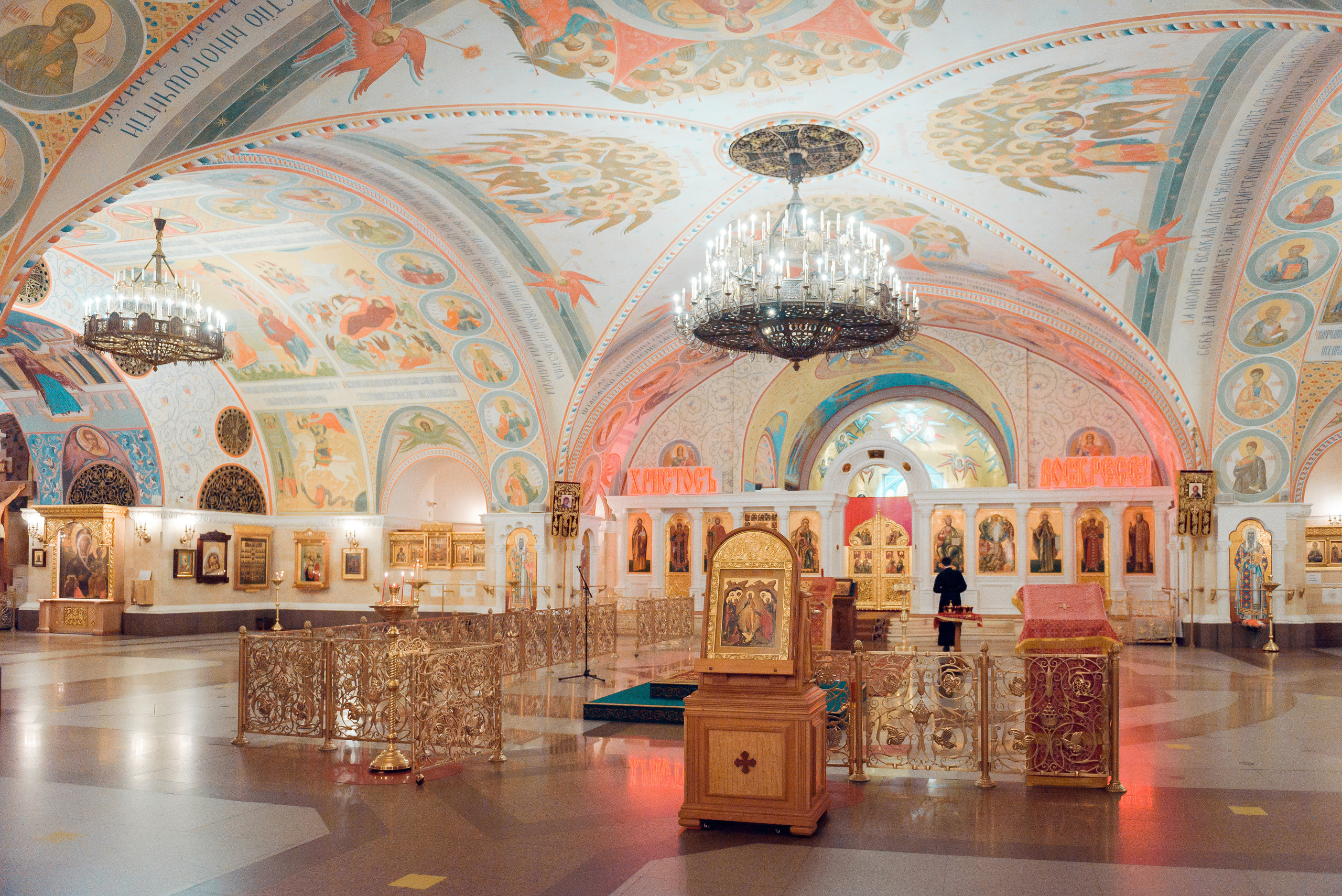Венчание в Храме Христа Спасителя (Нижний храм). Свадебный и семейный фотограф в Москве Юлия Винник