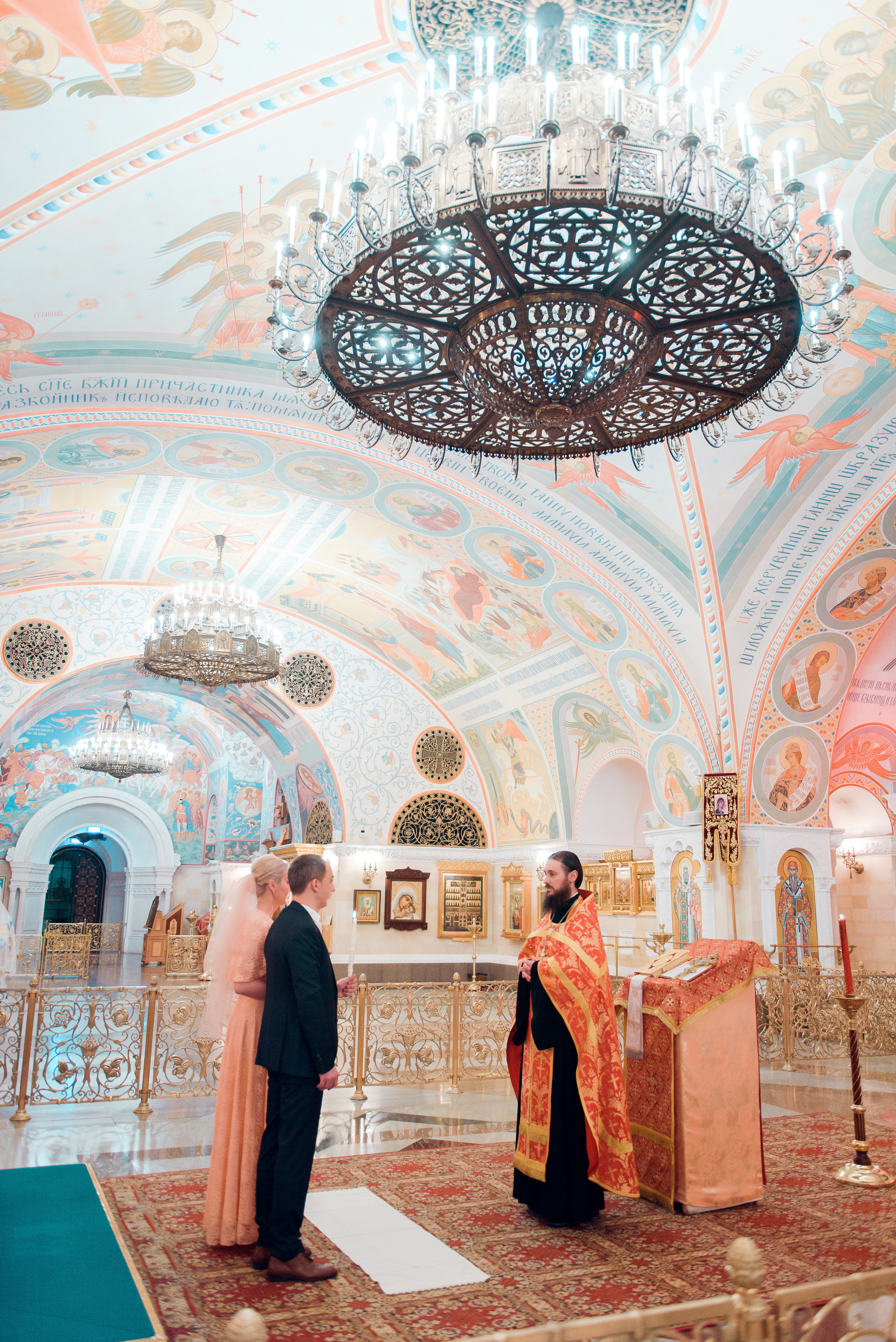 Венчание в Храме Христа Спасителя (Нижний храм). Свадебный и семейный фотограф в Москве Юлия Винник