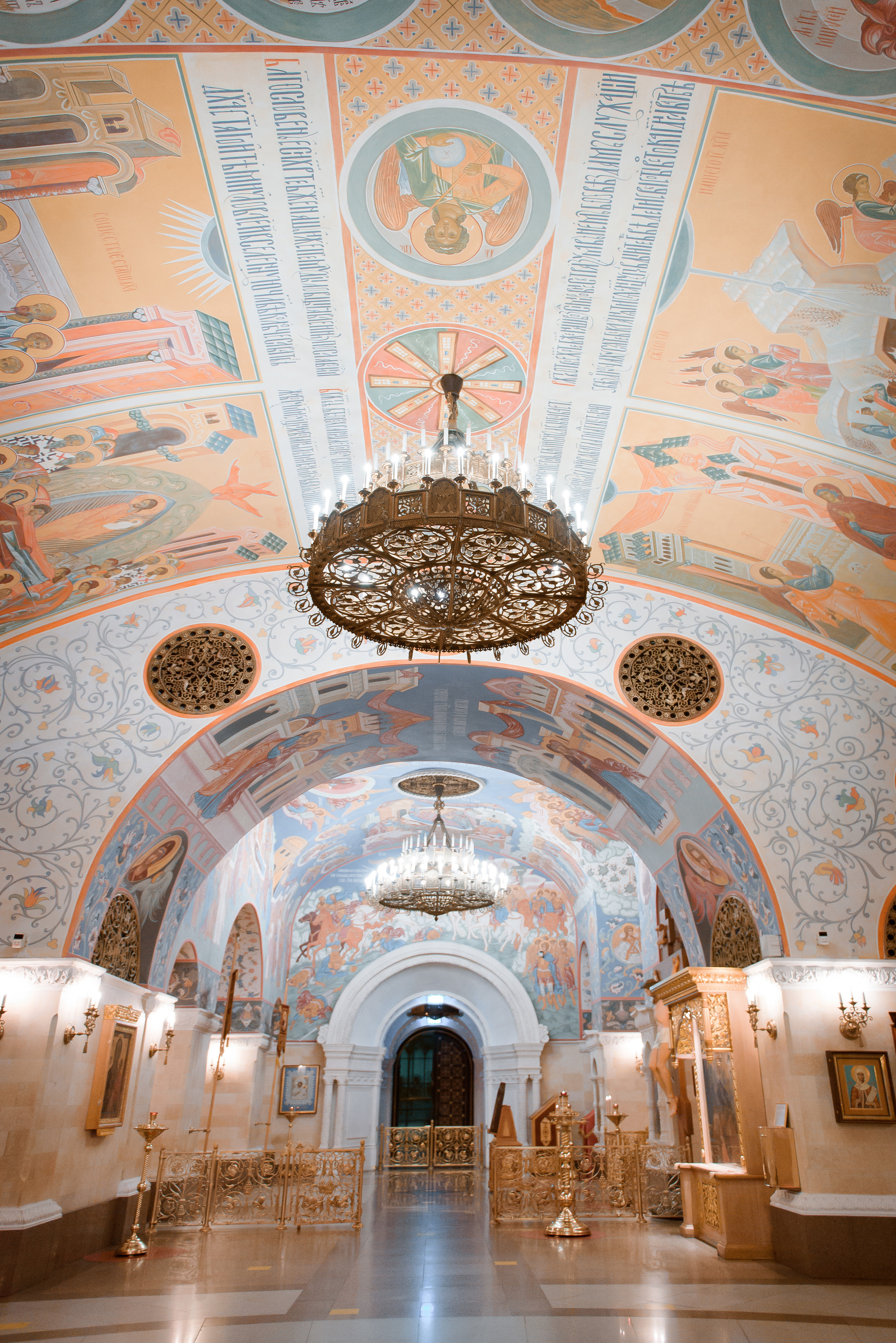 Венчание в Храме Христа Спасителя (Нижний храм). Свадебный и семейный фотограф в Москве Юлия Винник