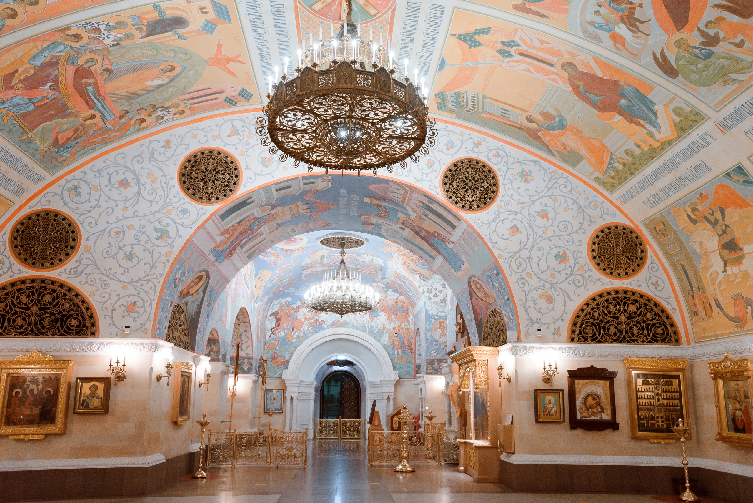 Венчание в Храме Христа Спасителя (Нижний храм). Свадебный и семейный фотограф в Москве Юлия Винник