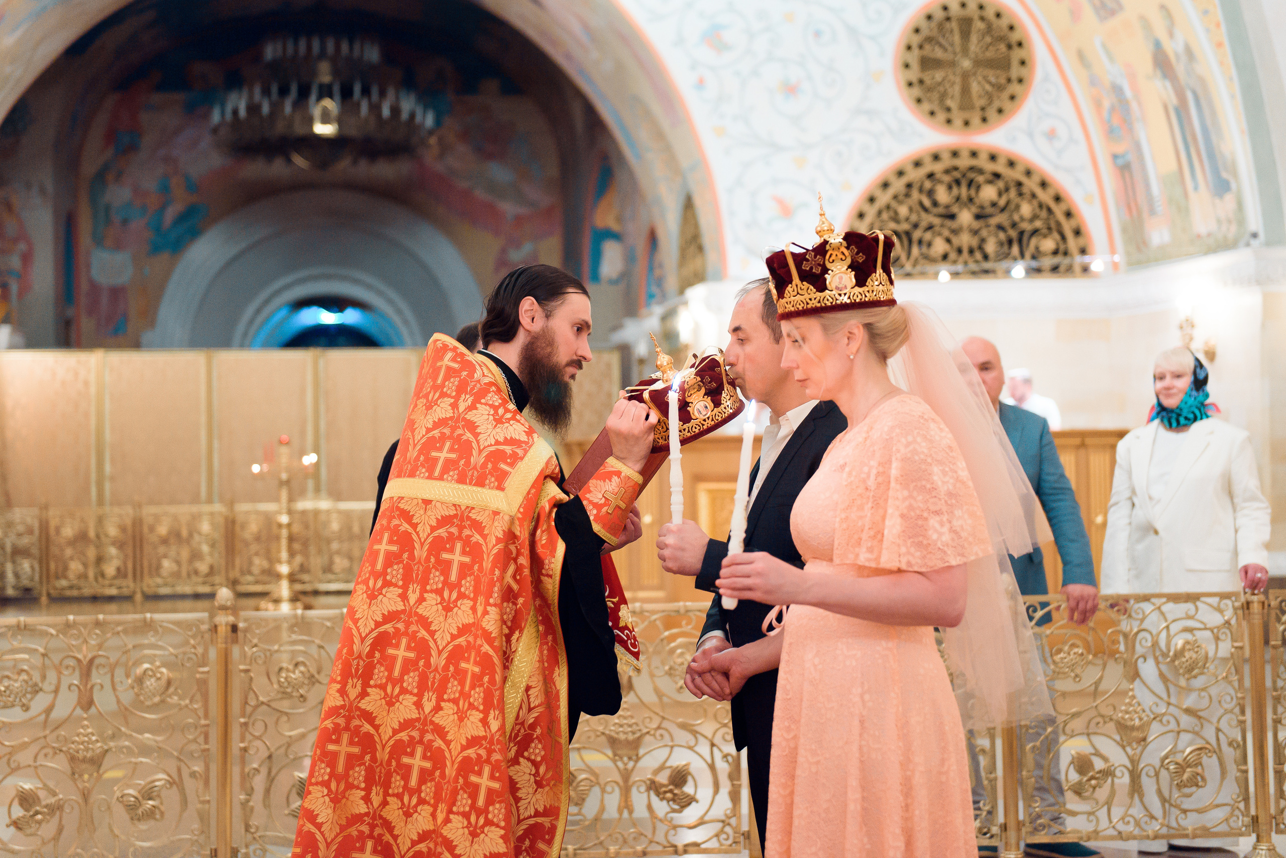 Венчание в Храме Христа Спасителя (Нижний храм). Свадебный и семейный фотограф в Москве Юлия Винник