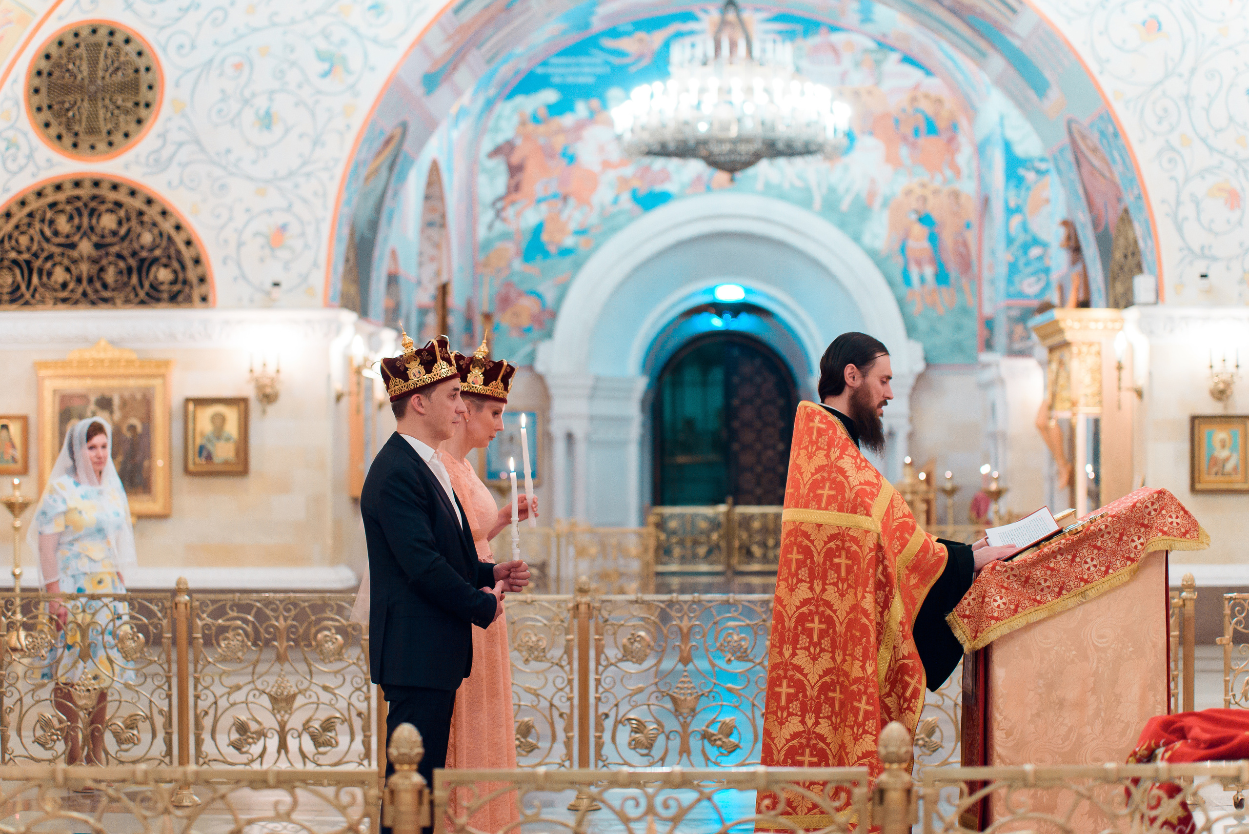 Венчание в Храме Христа Спасителя (Нижний храм). Свадебный и семейный фотограф в Москве Юлия Винник