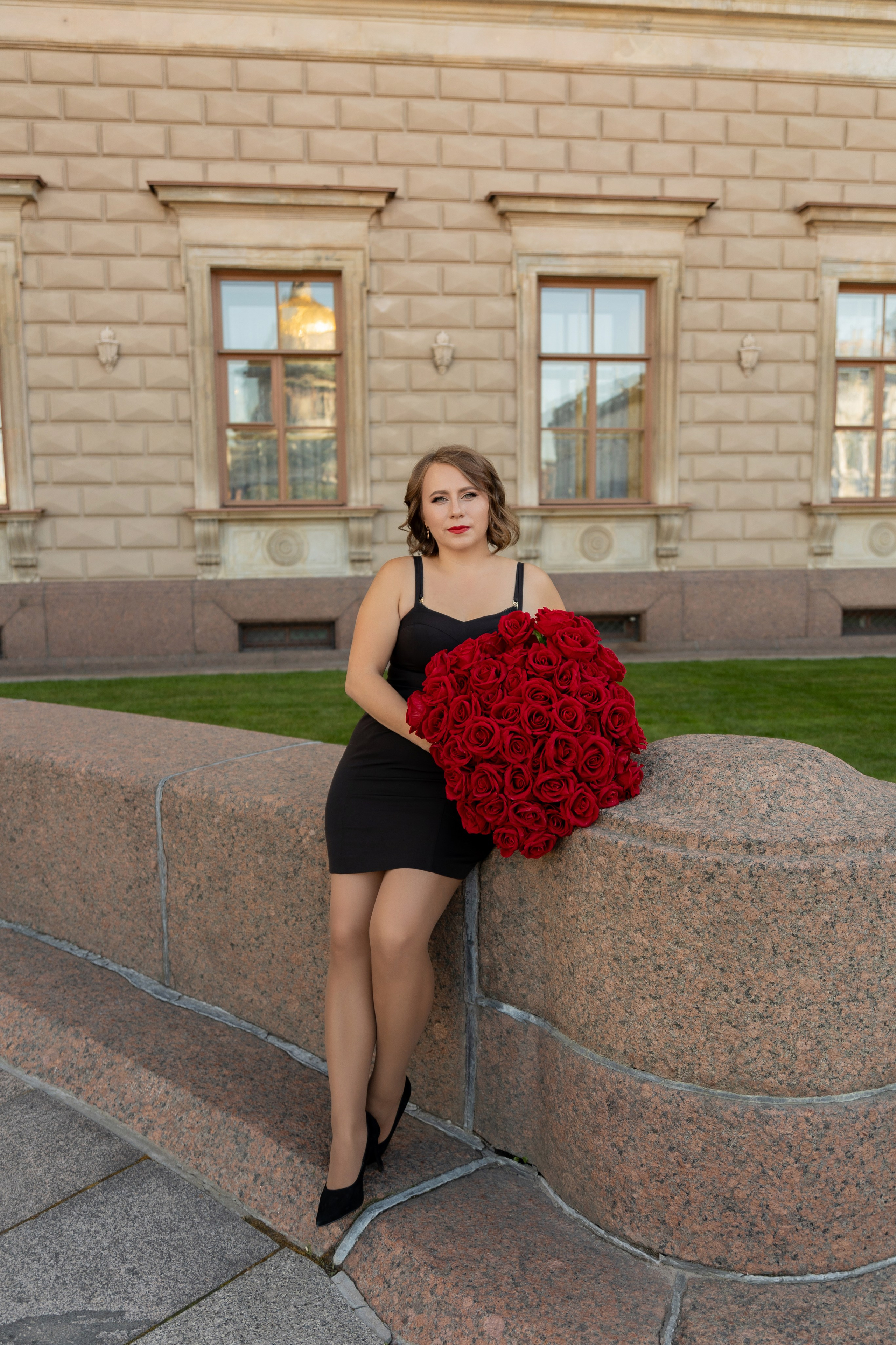 Фотопрогулка в центре с букетом красных роз. Семейный и свадебный фотограф в Санкт-Петербурге Татьяна Швыкова