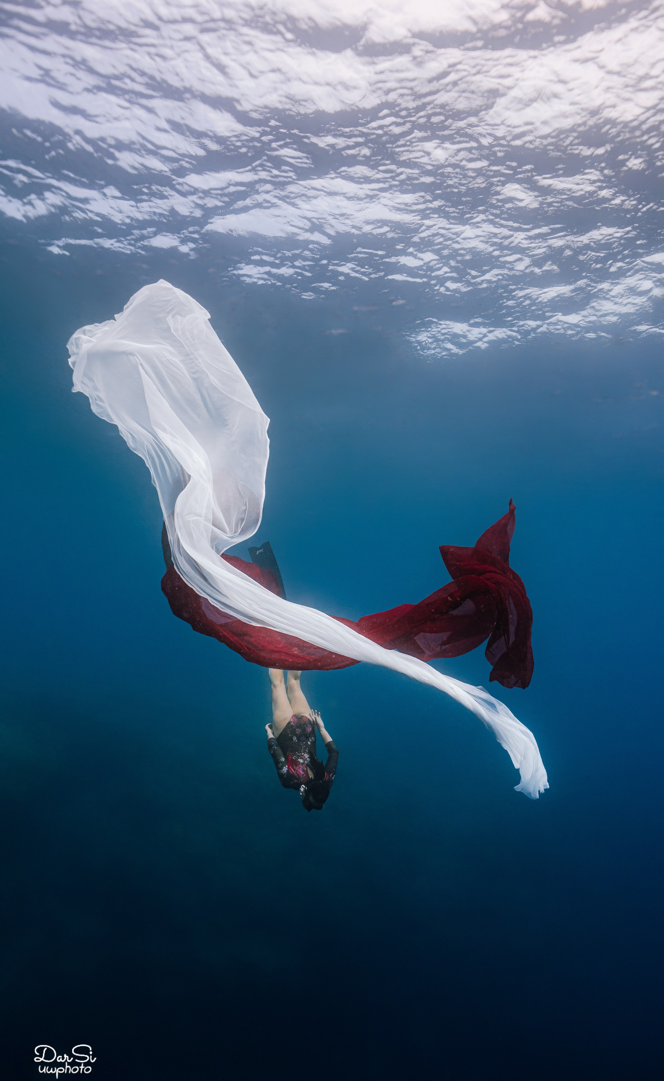 Фотосессия авторская (ткани, зеркала, шарики и т. д.). Underwater Photographer in the Philippines — Daria Sinitsina