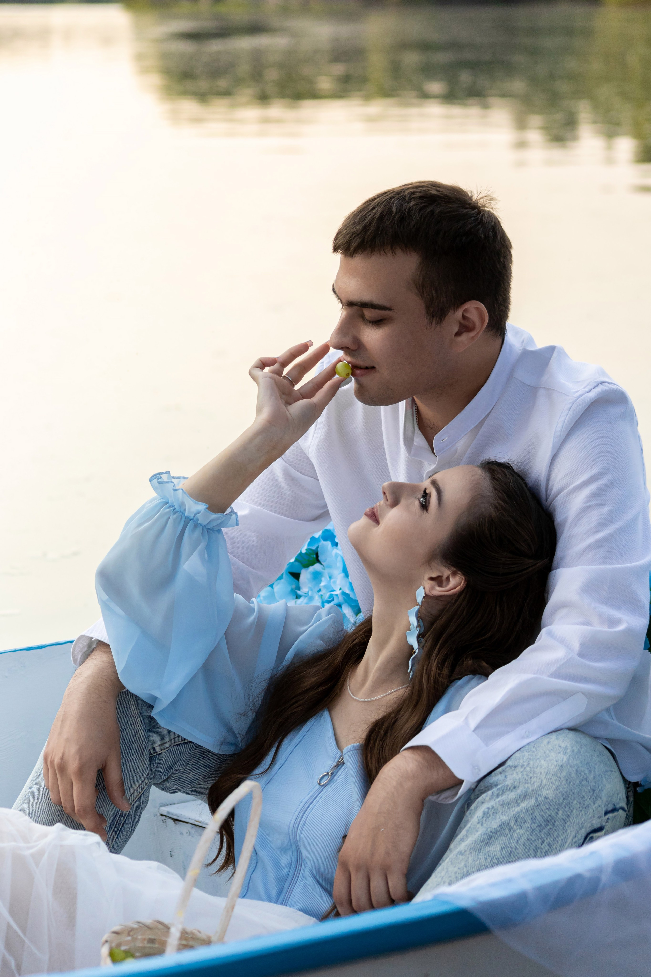 Фотопроект на лодке с голубыми гортензиями. Фотограф в городе Салават