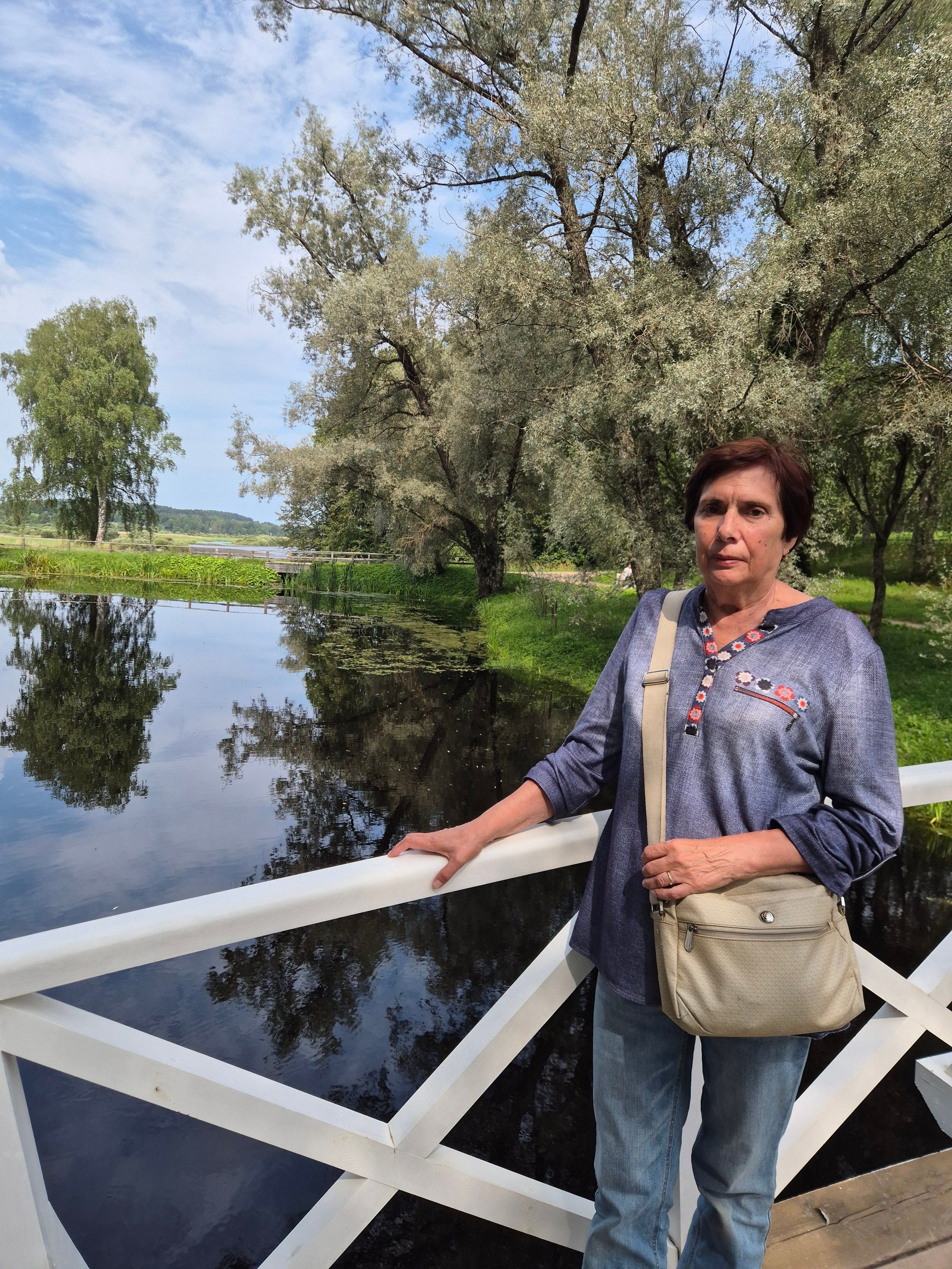 Все усадьбы посещать не стали - заехали только в Михайловское. Дом восстановлен, но мебель - собрана из коллекций и соседних усадеб, передает атмосферу XIX столетия