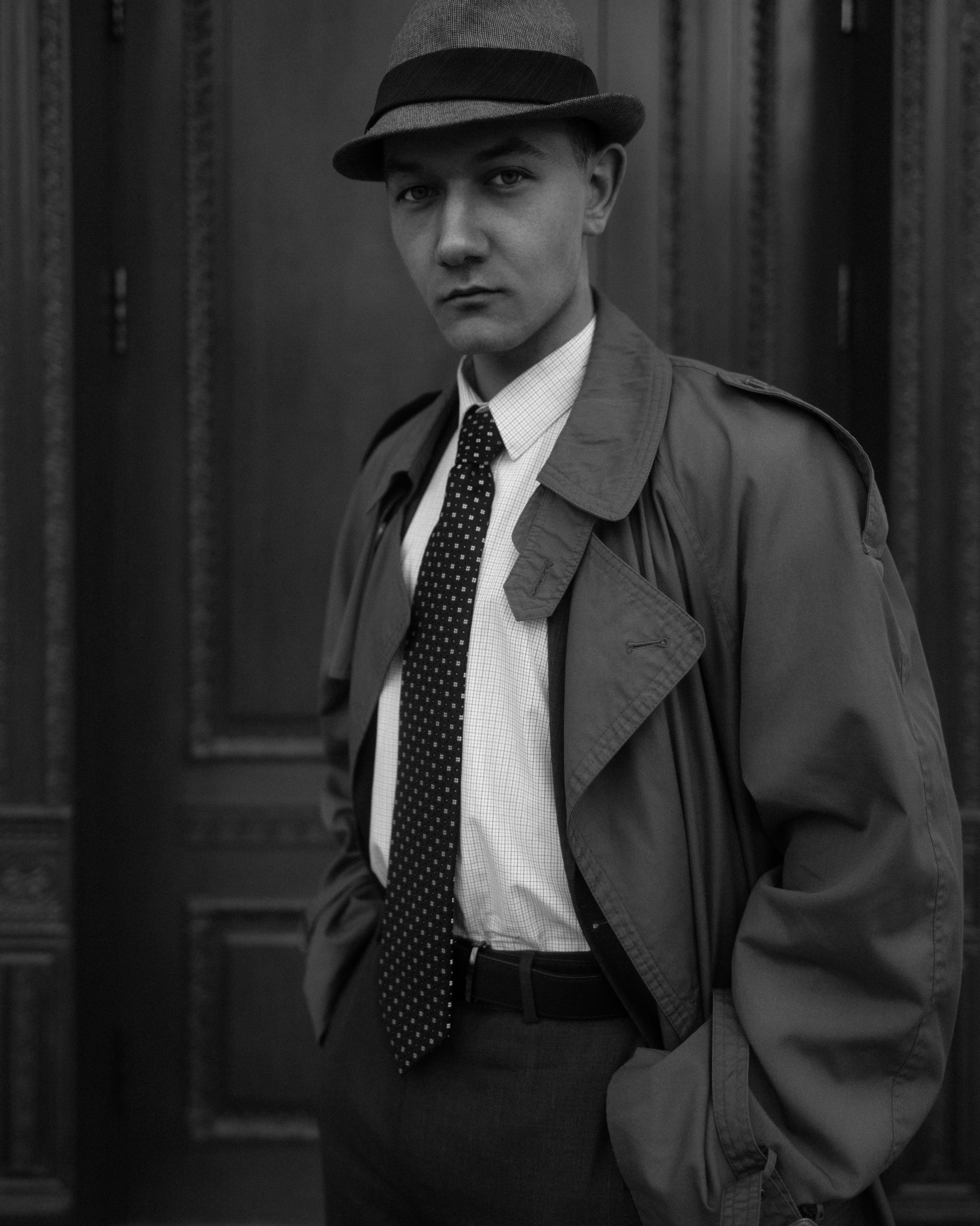 Мужская прогулочная фотосесся с Эриком в стиле фильма Оппенгеймер