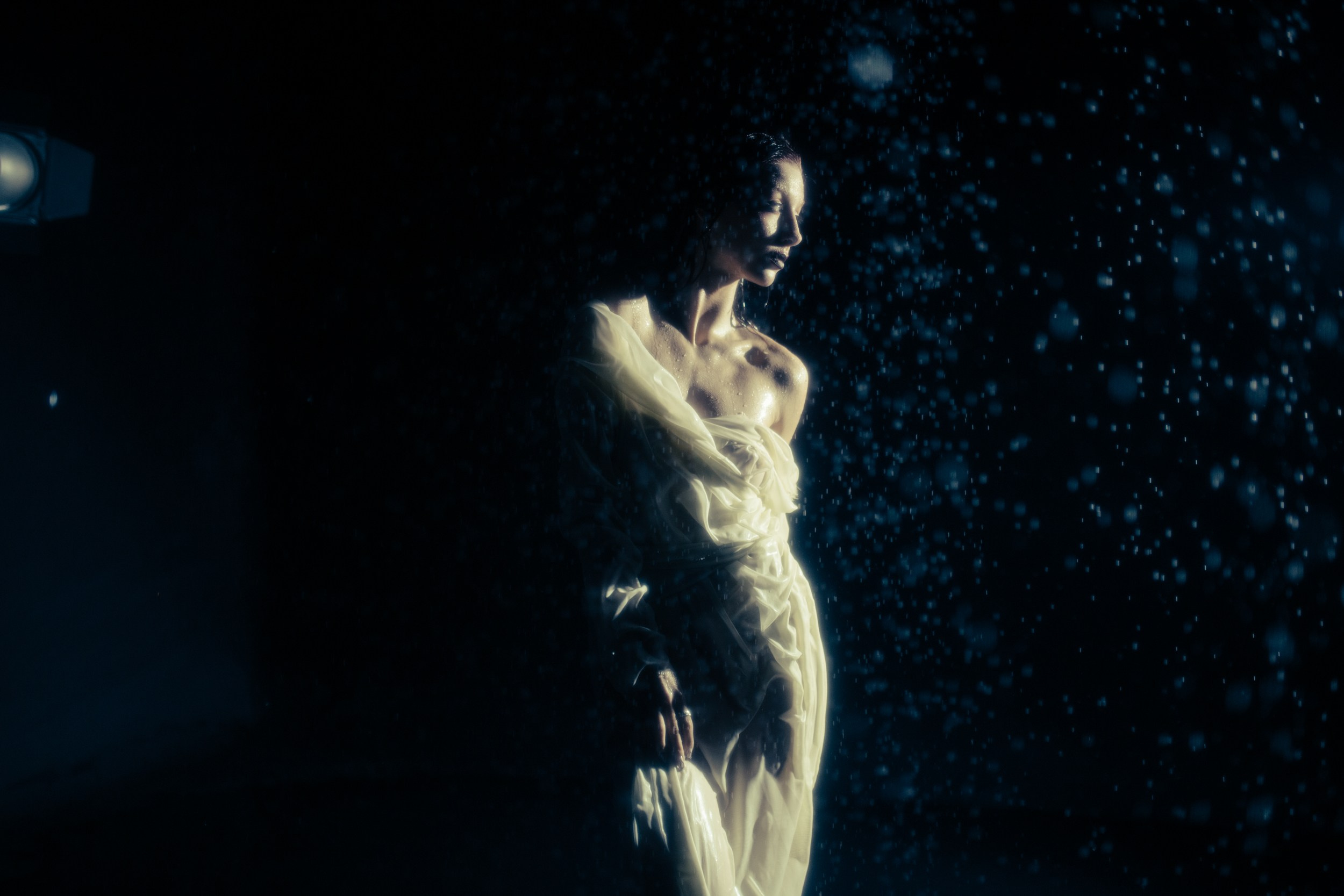 Девушка в платье под дождем