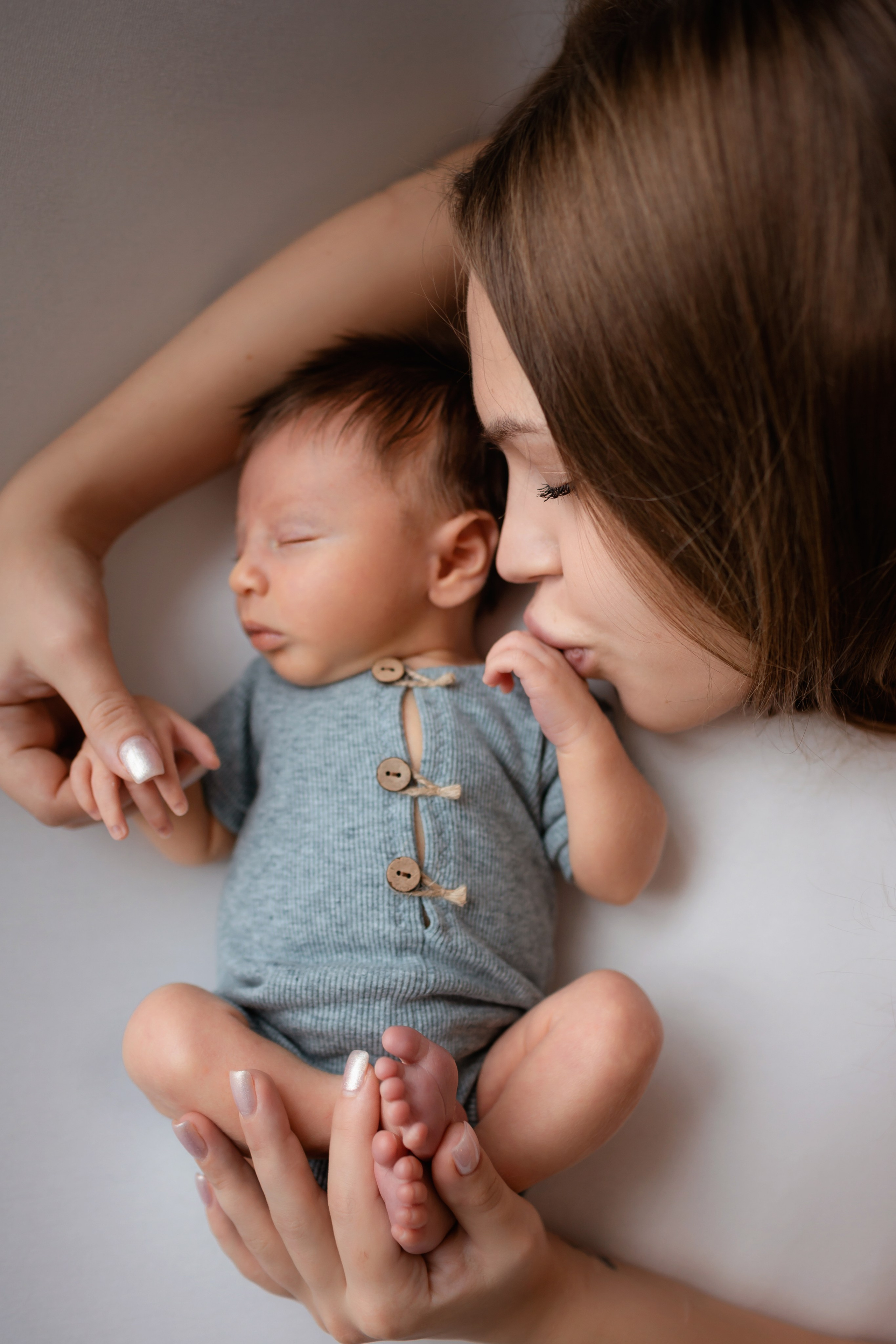 Newborn (фотосессия новорожденных). Фотостудия для новорожденных и малышей в Твери — На ручки
