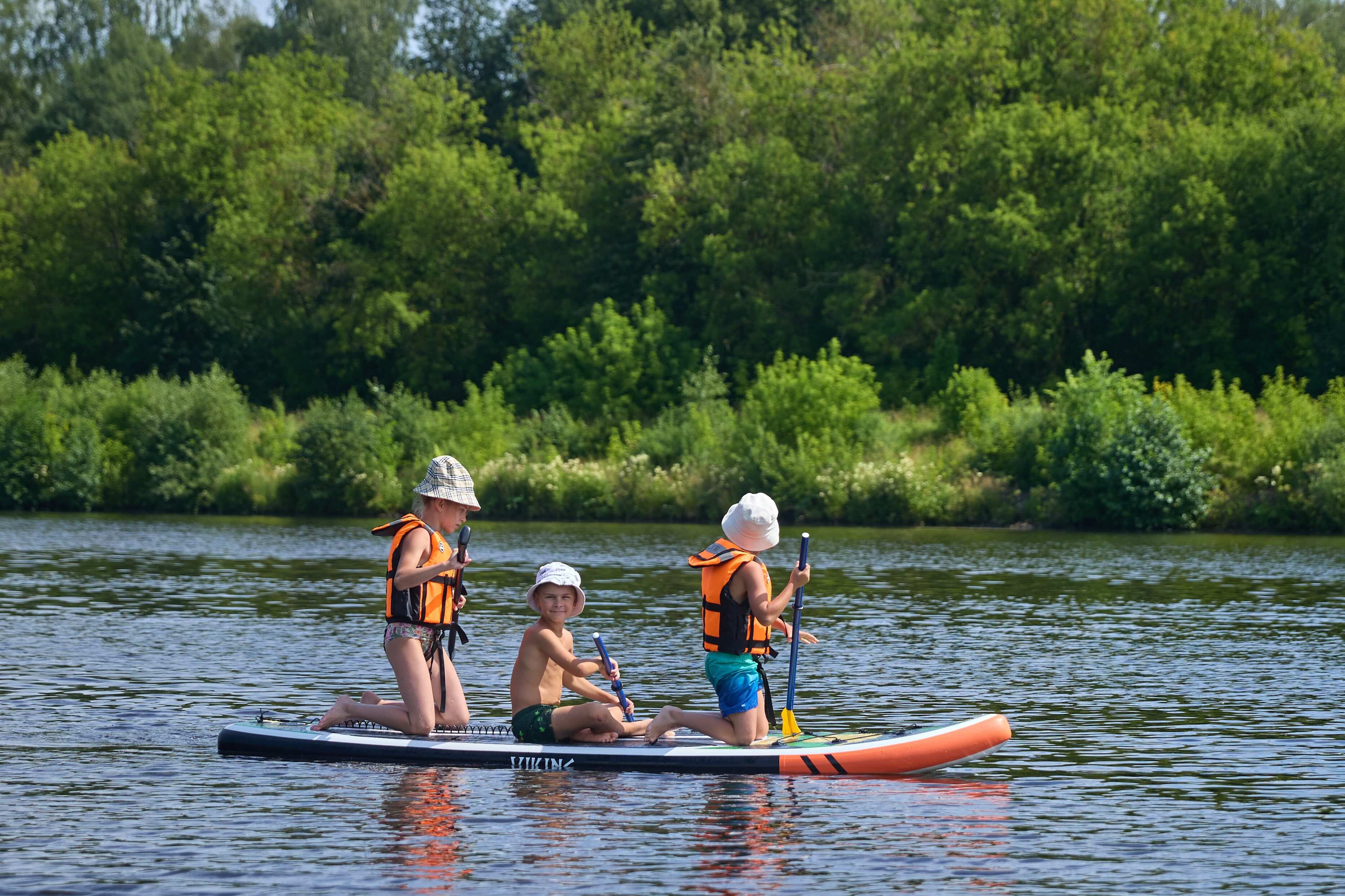 САП-заплыв в деревне: Семейная летняя фотосессия с живыми эмоциями | Magnifico Photo