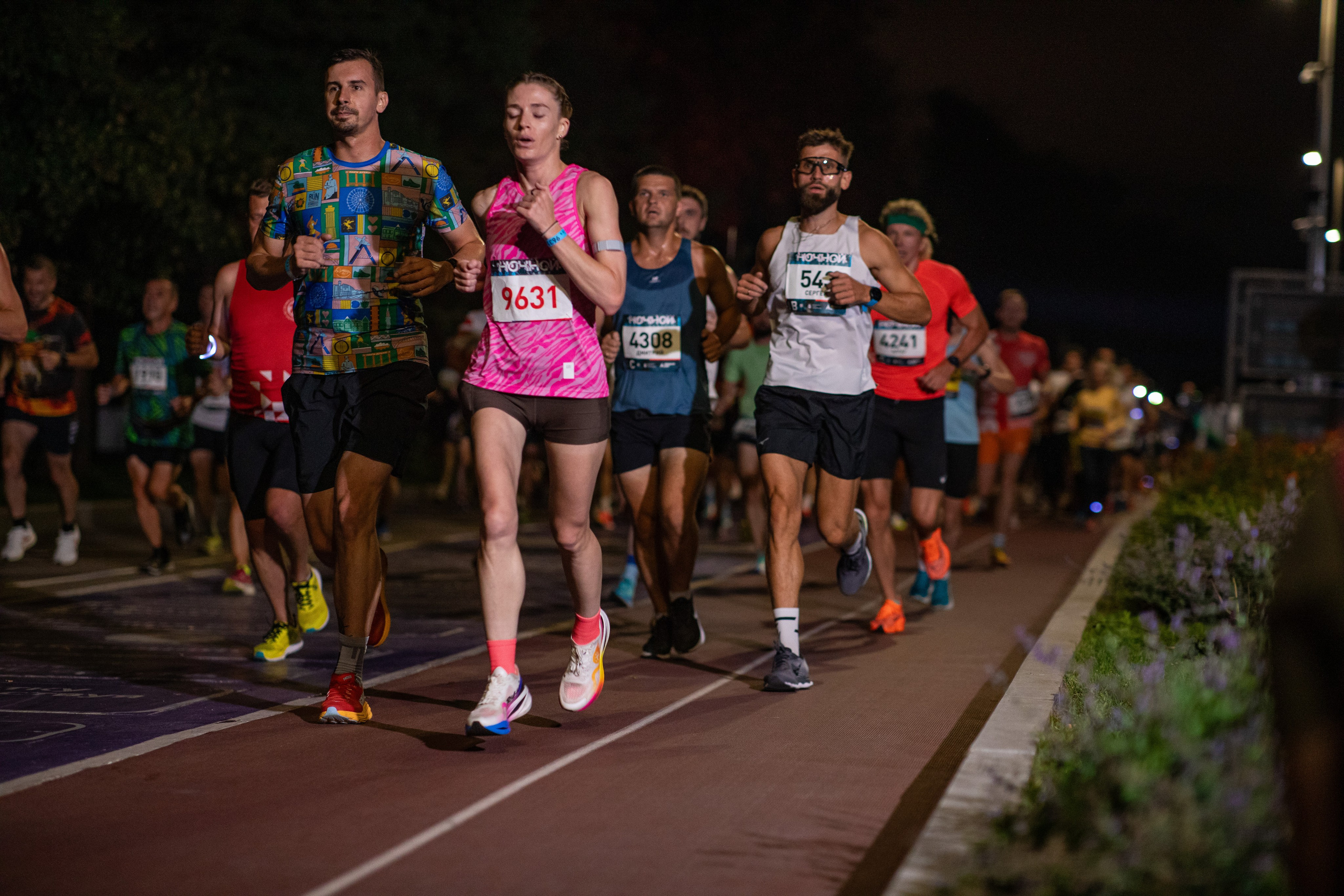 Ночной забег в ленте фотографий бегунов 03.08.24. Фотограф Сергей Ловкий